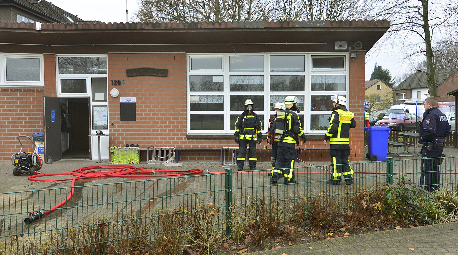 Dem schnellen Eingreifen der Gladbecker ist es verdanken, dass das Vereinsheim des BV Rentfort nicht noch mehr in Mitleidenschaft gezogen wurde.