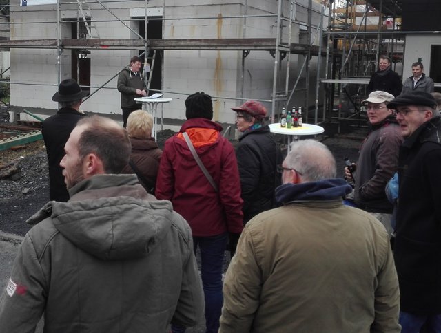Die zukünftigen Besucher und Handwerker trafen sich zum Richtfest am Beginenhof Königsborn.