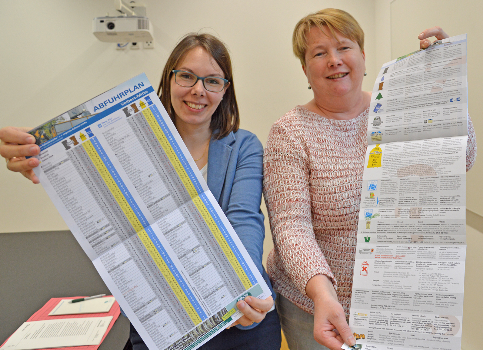 Britta Nelles (links) und Irmgard Olberding von den Technischen Betrieben Velbert mit dem Abfallkalender 2018.