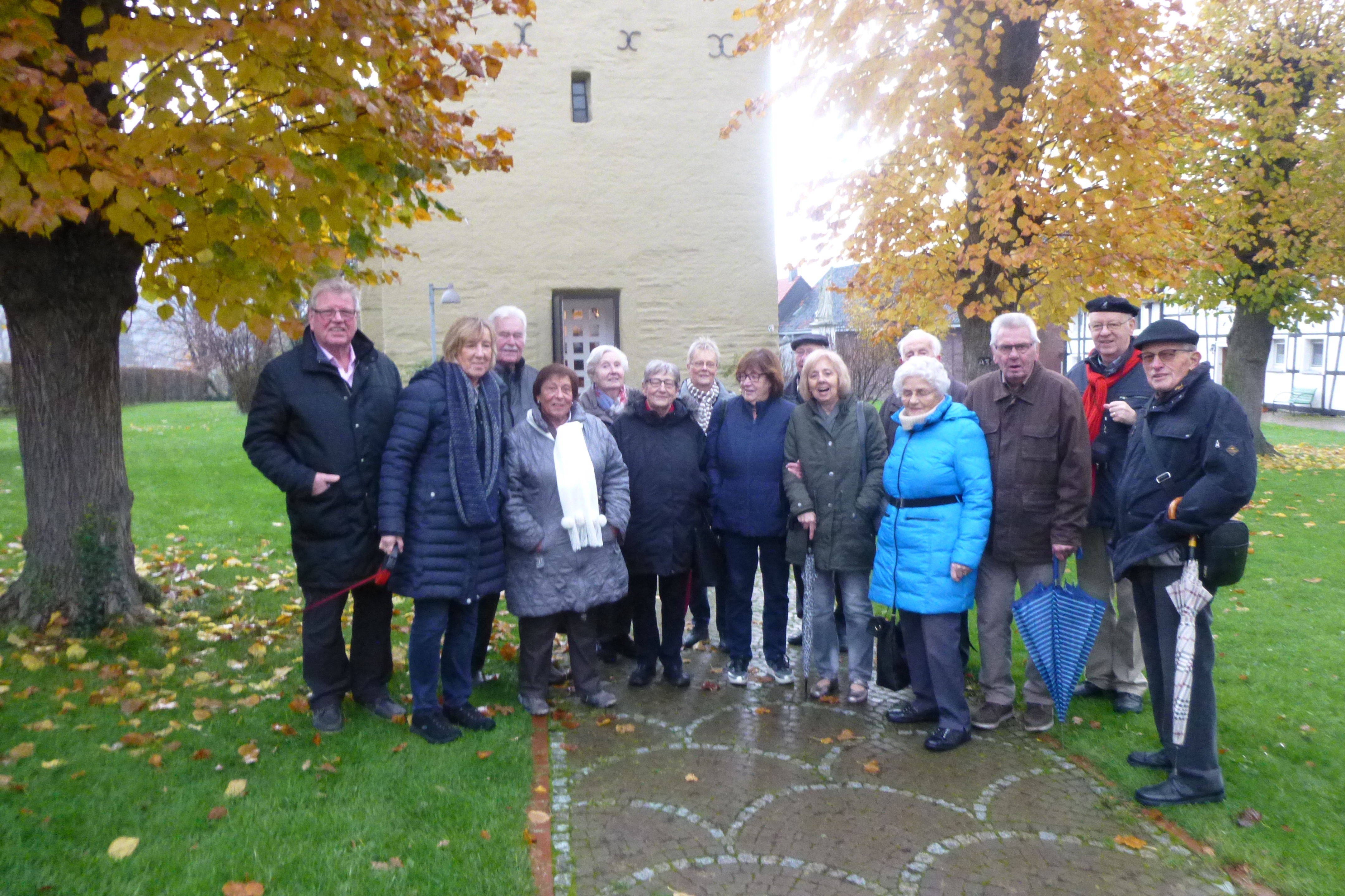 Die Massener Gruppe bewunderten die Kirche in Flierich aus dem 12. Jahrhundert.