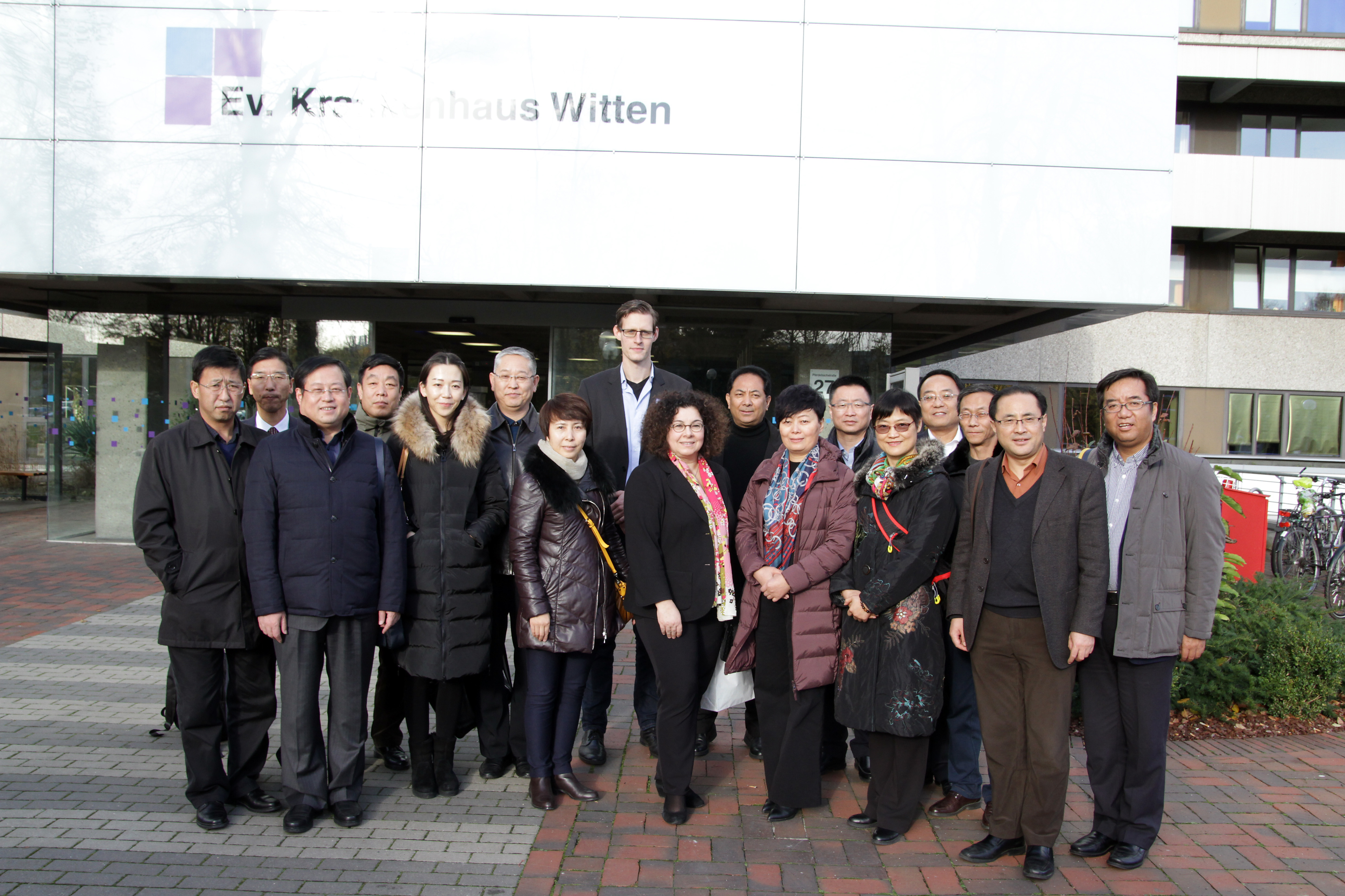 Pflegedienstleitung Dennis Klaebe (hinten Mitte) empfängt die Klinikdirektoren aus China und Professor Dr. Sabine Bohnet-Joschko von der Universität Witten/Herdecke am Evangelischen Krankenhaus Witten.
Foto: Jens-Martin Gorny