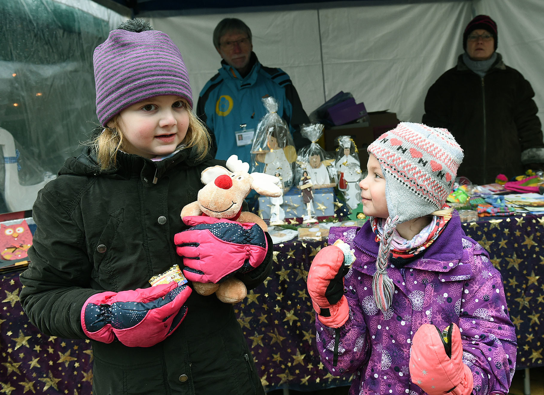 Weihnachtsmarkttag Borbeck, Dionysiuskirchplatz und Borbecker Platz
Vor dem Stand der Essener Elterninitiative zur Unterstützung krebskranker Kinder e.V.