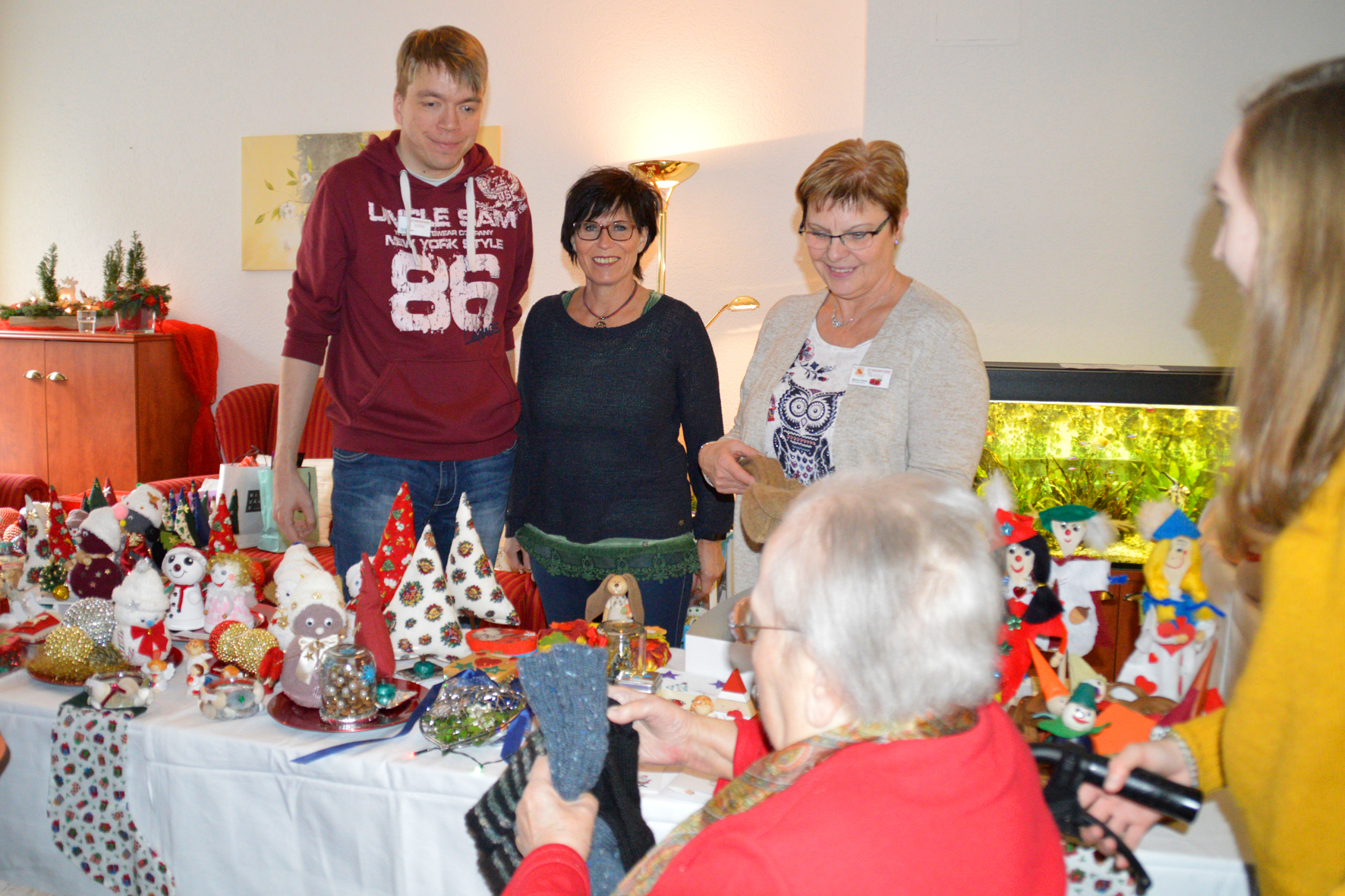 Hausleiterin Heike Ewerdwalbesloh (Bildmitte) am Stand des Adventsmarktes.
