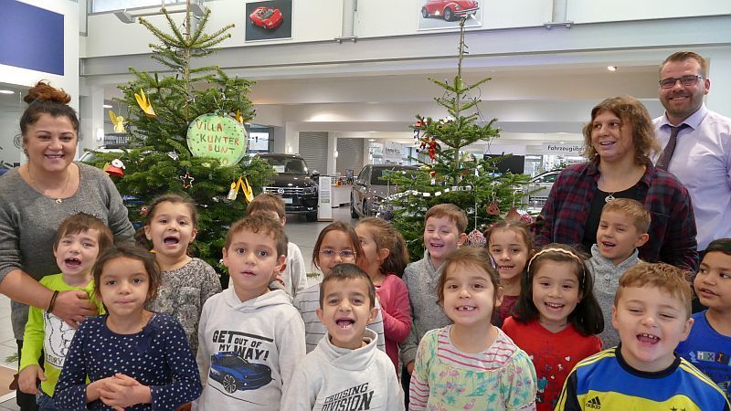 Die Maxi-Kinder der Villa Kunterbunt mit Hatice Bayrak (l.) sowie Daniela Thamm und Dennis Adler. Foto: privat