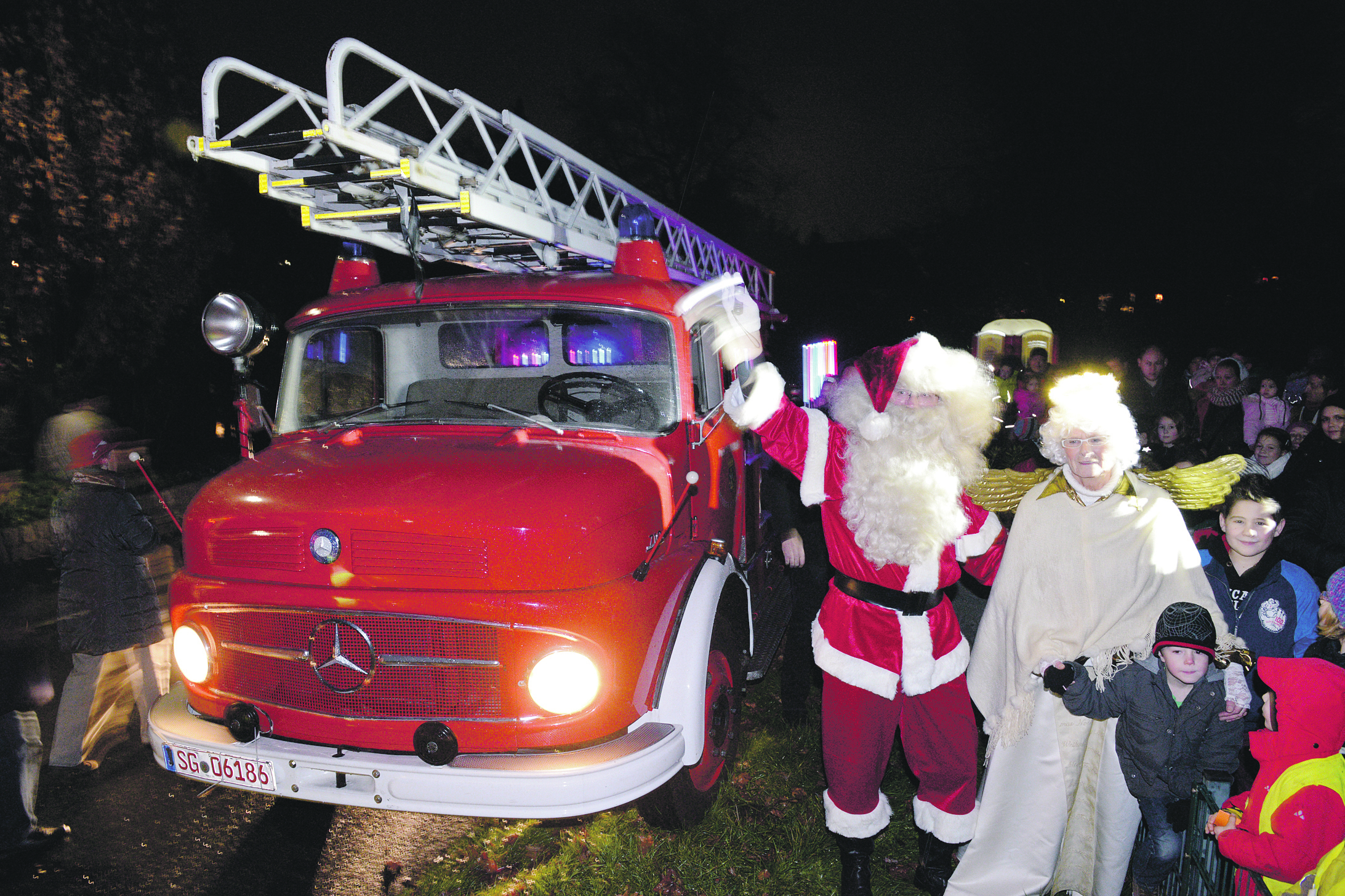 Die Feuerwehr sorgt dafür, dass der Nikolaus sicher auf dem Pöttgelände ankommt. Archiv-Fotos: Michael de Clerque