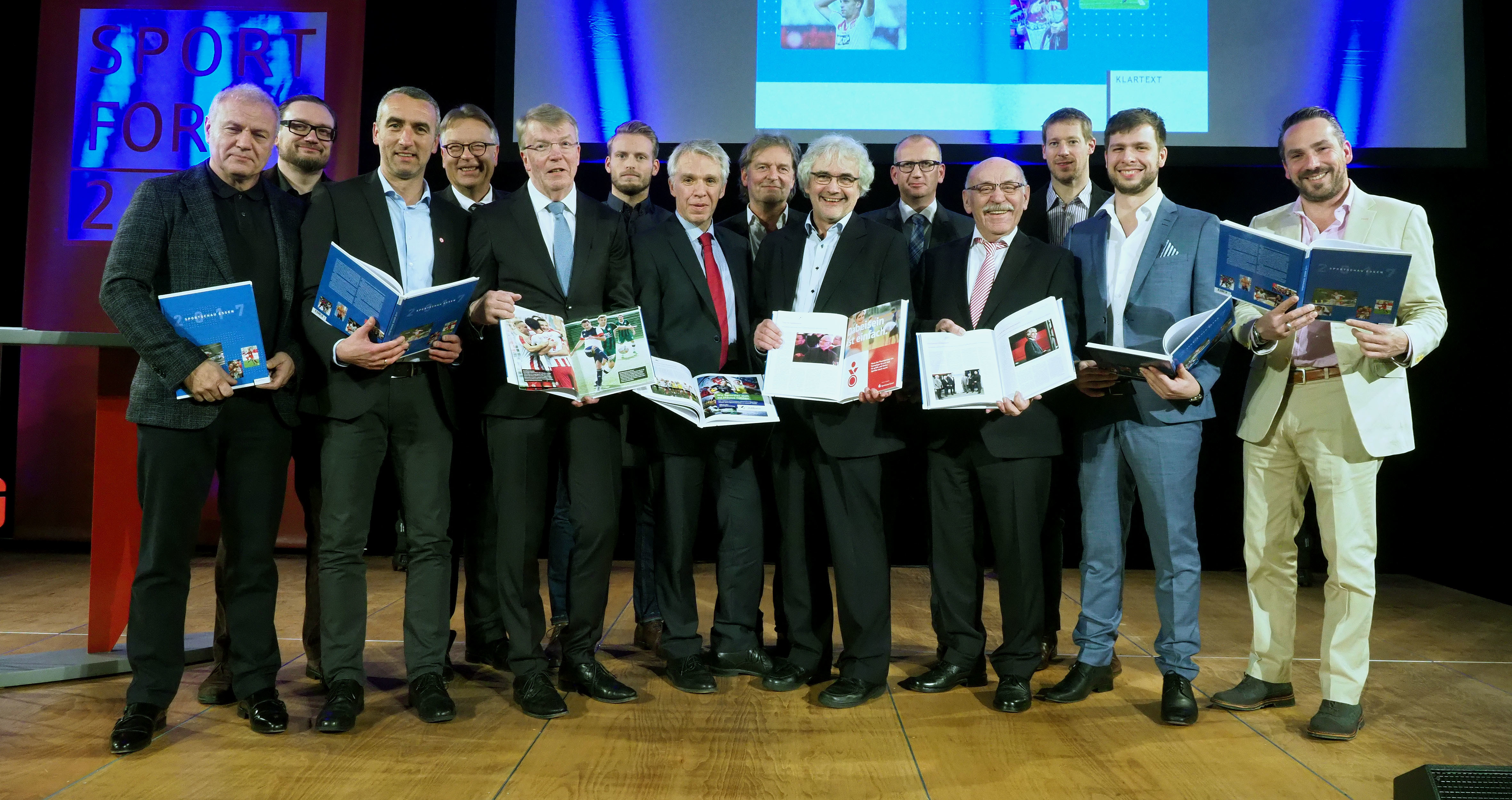 Präsentieren das Sportbuchjahrbuch 2017 (v.l.): Wolfgang Rohrberg (ESPO), Michael Welling, Marcus Uhlig (RWE), Stefan Lukai, Franz-Josef Britz, Sven Waschitzki (Schiedsrichter), Jochen Sander, Achim Nöllenheidt, Andreas Bomheuer, Oliver Bohnenkamp (Sparkasse), Rudi Jelinek, Michael Hegemann, Jaron Siewert (beide TUSEM) und Christian Schwarz.
Michael Gohl / FUNKE Foto Services