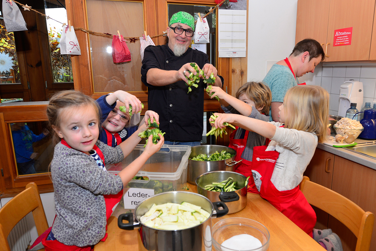 Viel Spaß hatten die Kindergartenkinder beim Kochen mit Stefan Marquard.