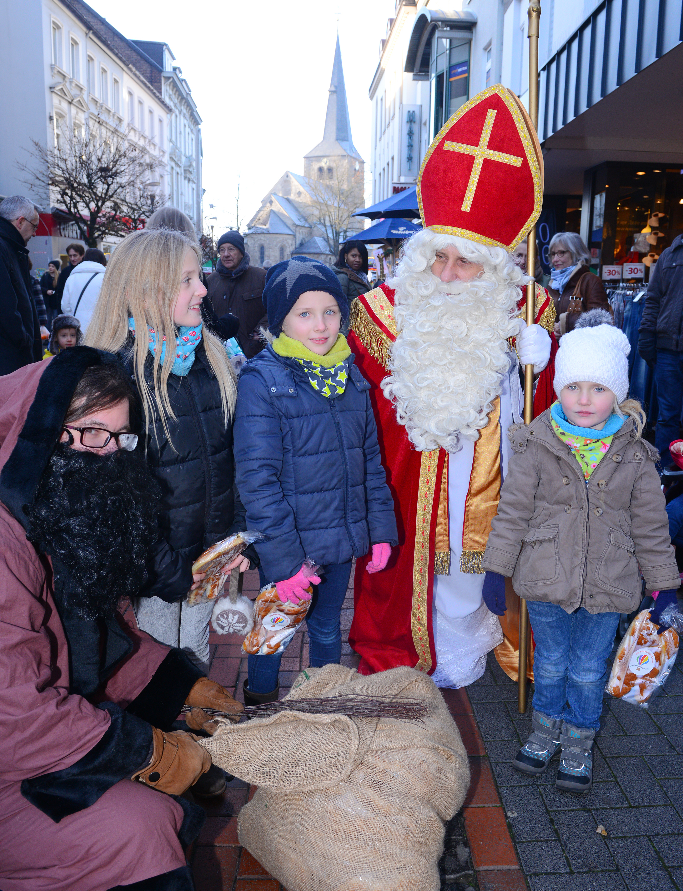Nikolaus und Knecht Ruprecht sind - unterstützt vom Stadtmarketing Hilden - am Samstag, 9. Dezember, in der Innenstadt unterwegs. Unser Foto entstand im vergangenen Jahr.