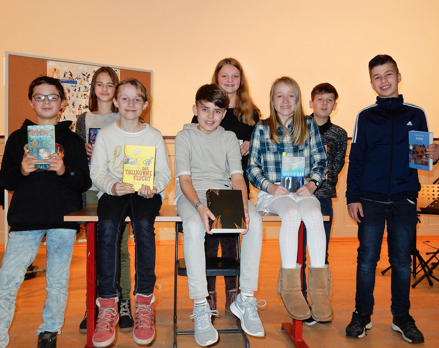 Die acht Finalisten beim Vorlesewettberwerb des Gymnasiums Waldstraße: (v.l.) Lasse Randolph, die Siegerin Mejra Tutic aus der 6b, Natalia Dettmann, Moritz Wichmann, Svea Stritzke, Anna Hövel, Alessandro Wald und Leon Voss. Foto: privat
