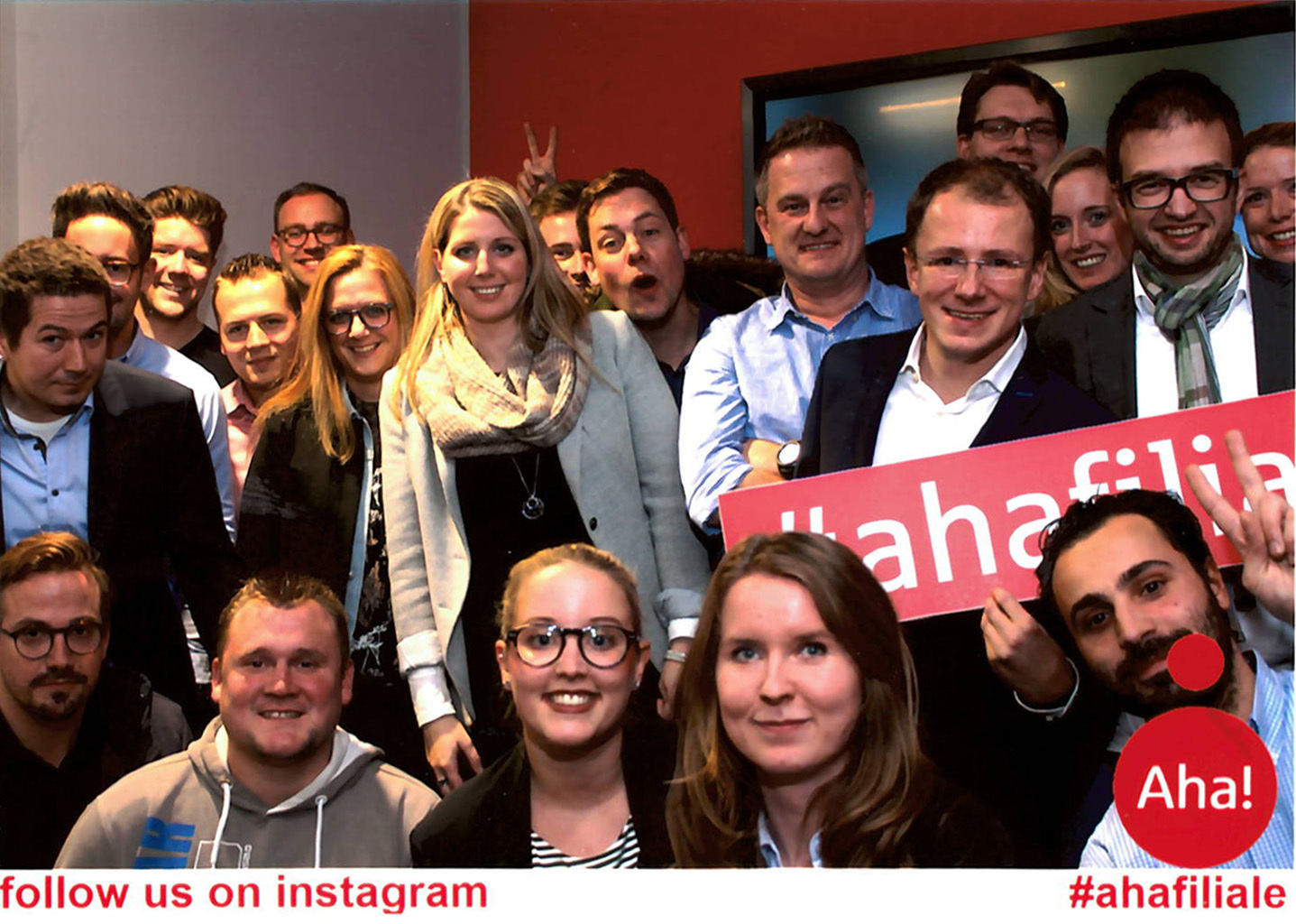 Abschlussfoto der Wirtschaftsjunioren an der Istagram-Fotobox der Aha!-Filiale