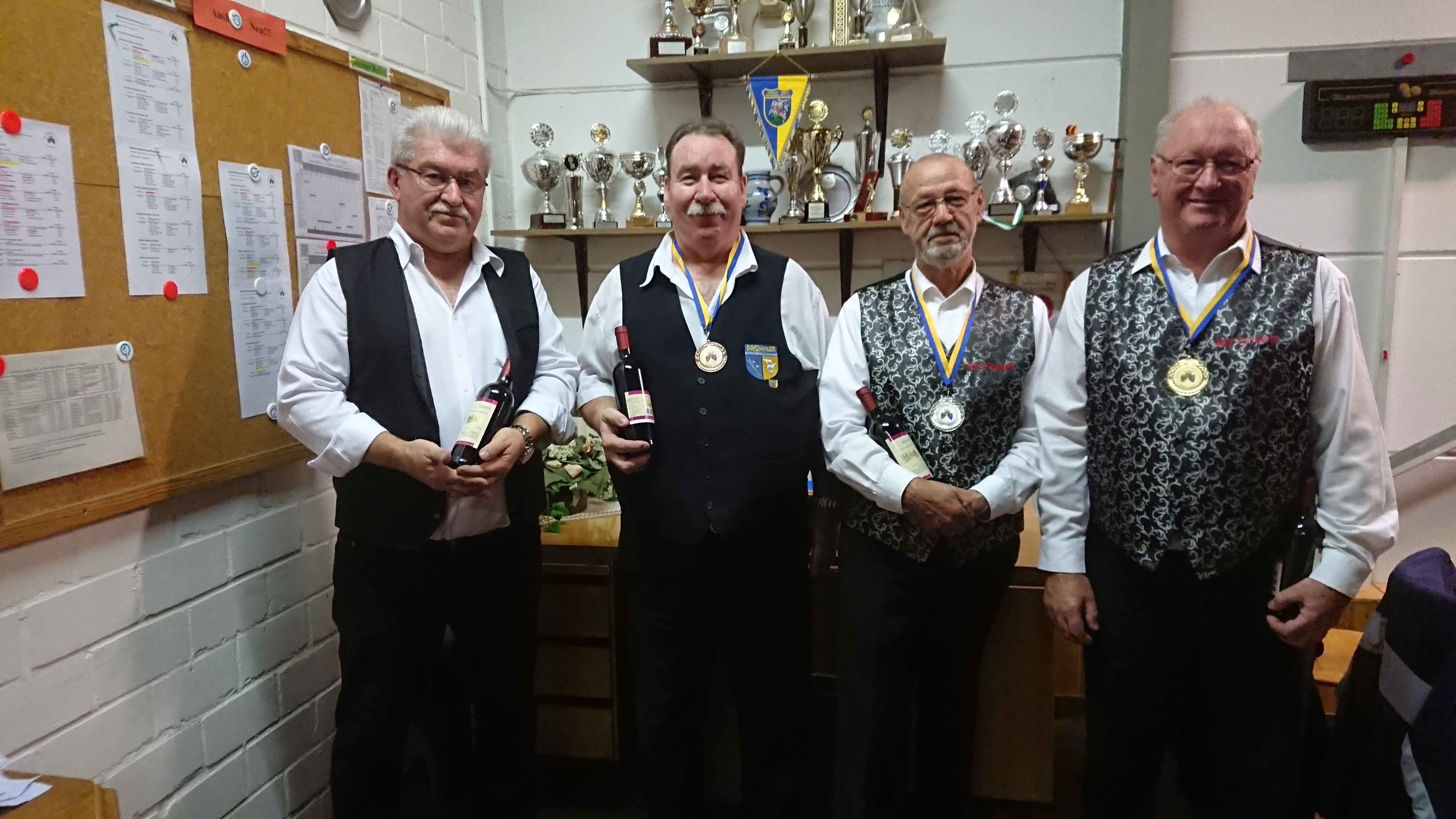 von rechts : Gerd Krümmel ( Kreismeister) , Horst - Günter Lax ( 2. Platz ) . H.-Jürgen Sawinski ( 3. Platz ) und Petzer Deitert ( 4. Platz ).