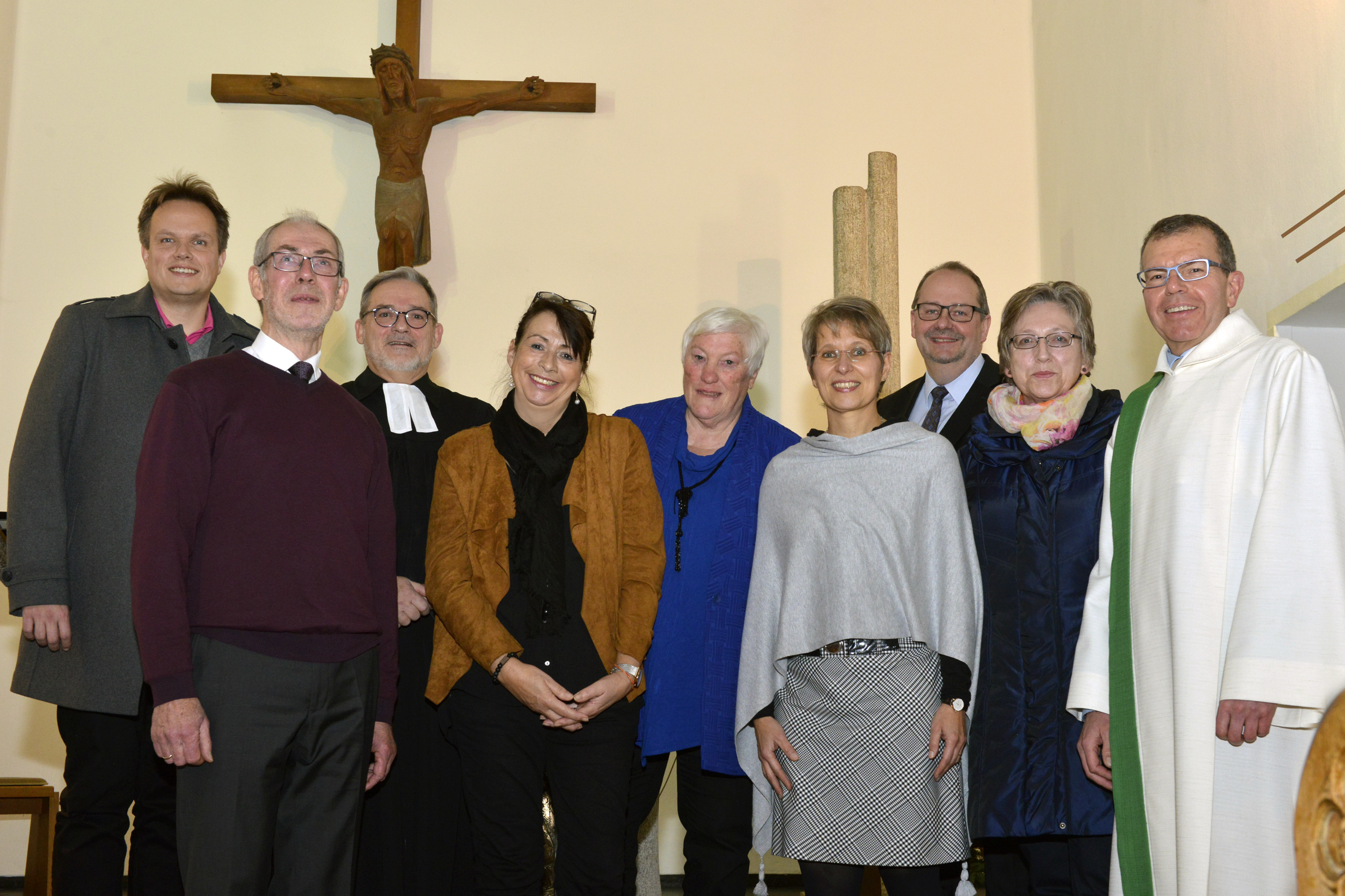 Vier neue ehrenamtliche Seelsorgerinnen und Seelsorger wurden in einem ökumenischen Gottesdienst offiziell eingeführt: (v. lks.) Michael Ostholthoff, Richard Gernemann (Ehrenamtliche), Hartmut Wortmann (evgl. Seelsorger), Heike Scheibner, Marlene Thöle-Tönnes (Ehrenamtliche), Susanne Schumann (kath. Seelsorgerin), Andreas Hauke (Geschäftsführer), Hildegard Hegemann (Ehrenamtliche), Hans-Jürgen Ludwig (kath. Seelsorger). Foto: Günter Schmidt