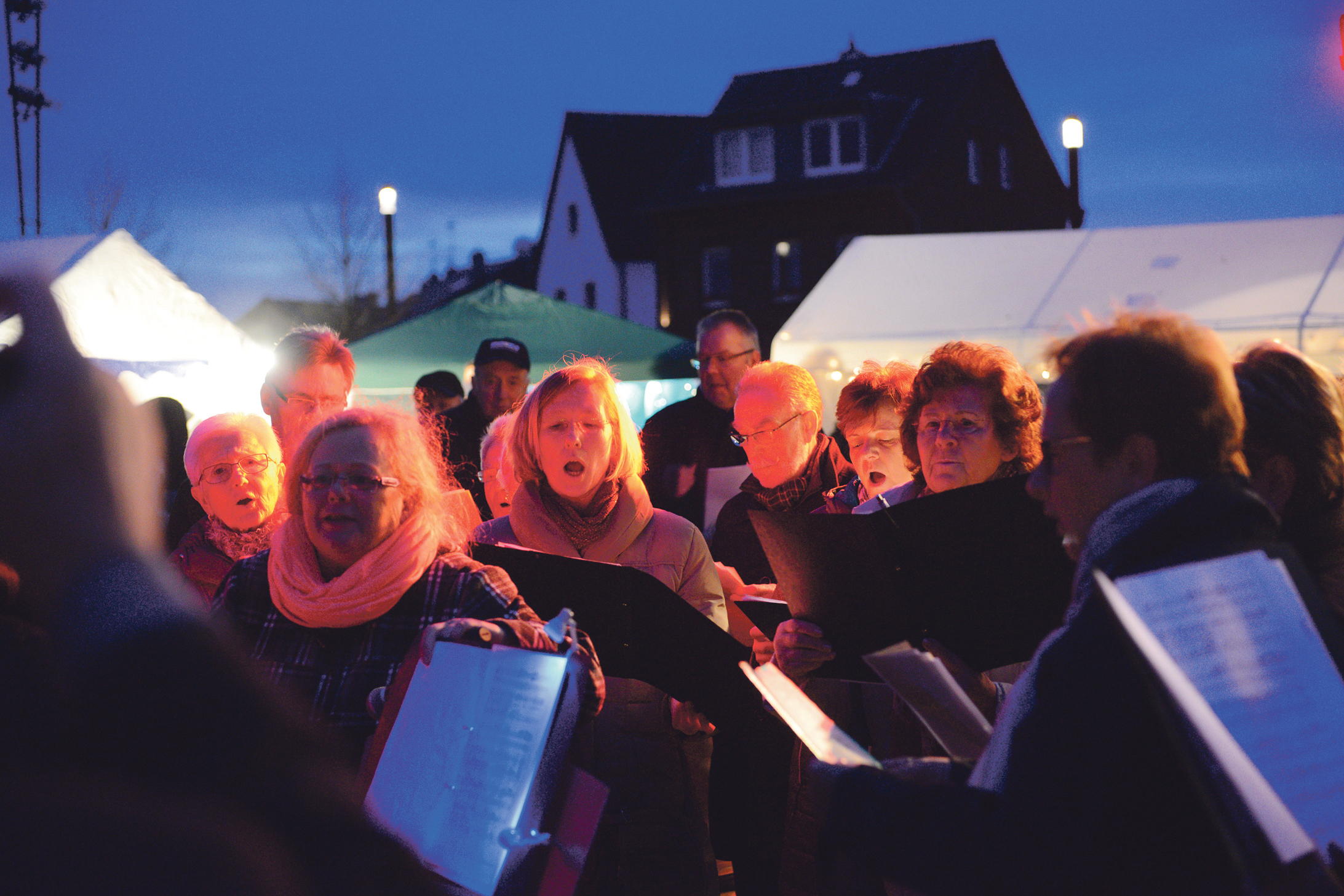 Gegen 16 Uhr werden die Reusrather Chöre den Besuchern erst ein vorweihnachtliches Ständchen halten und im Anschluss die Gäste des Adventsmarktes zum Mitsingen bekannter Weihnachtslieder einladen.