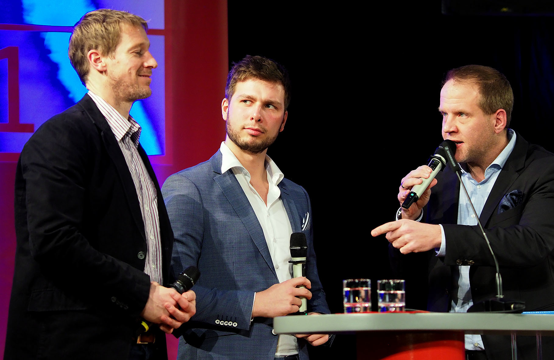 Moderator Björn Schüngel (r.) im Gespräch mit Michael Hegemann und Trainer Jaran Siewert vom TUSEM.