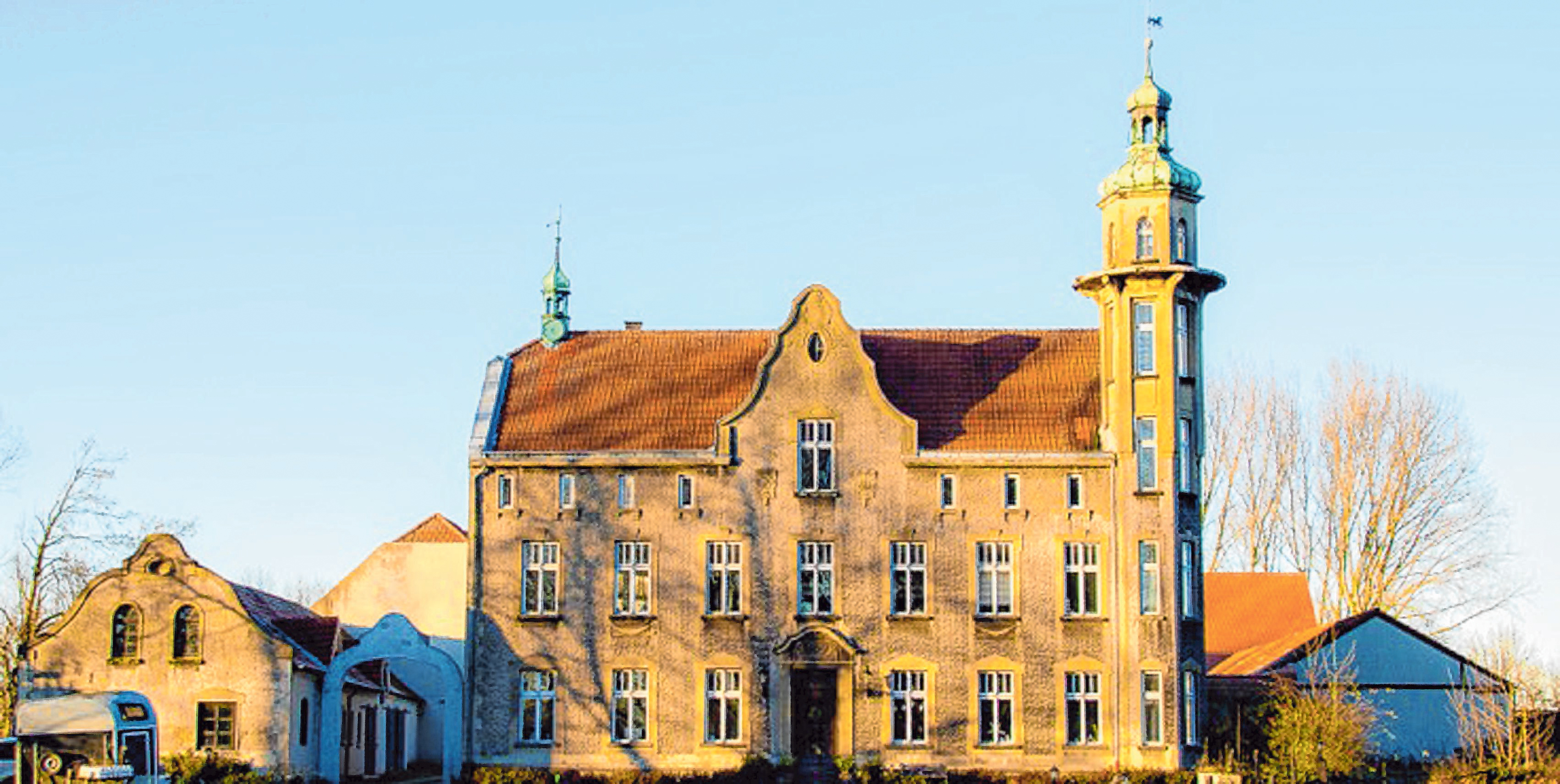 Ein Schloss wie aus dem Bilderbuch. Der äußere Schein trügt jedoch. Viel Aufwand ist nötig, um die lange Jahre vernachlässigte Bausubstanz wieder in Schuss zu bringen.