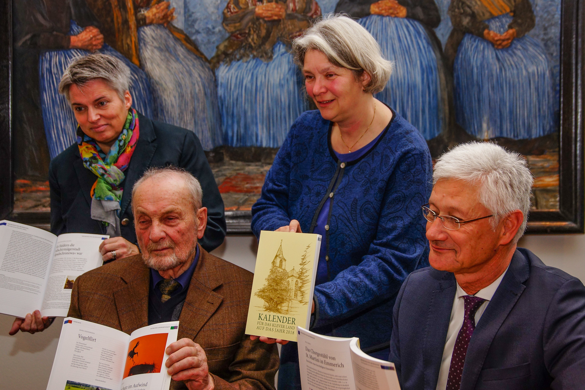 Sie stellten den Kalender Heimatkalender 2018 vor (v.l.): Julia Nagels (Verlegerin des Mercator-Verlags), Wilhelm Diedenhofen (Redaktion), Trudi Schnütgen (Redaktion), Wolfgang Spreen (Landrat des Kreises Kleve)