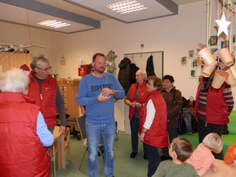 Mario Derks (Mitte) begrüßt die Gäste des Events.