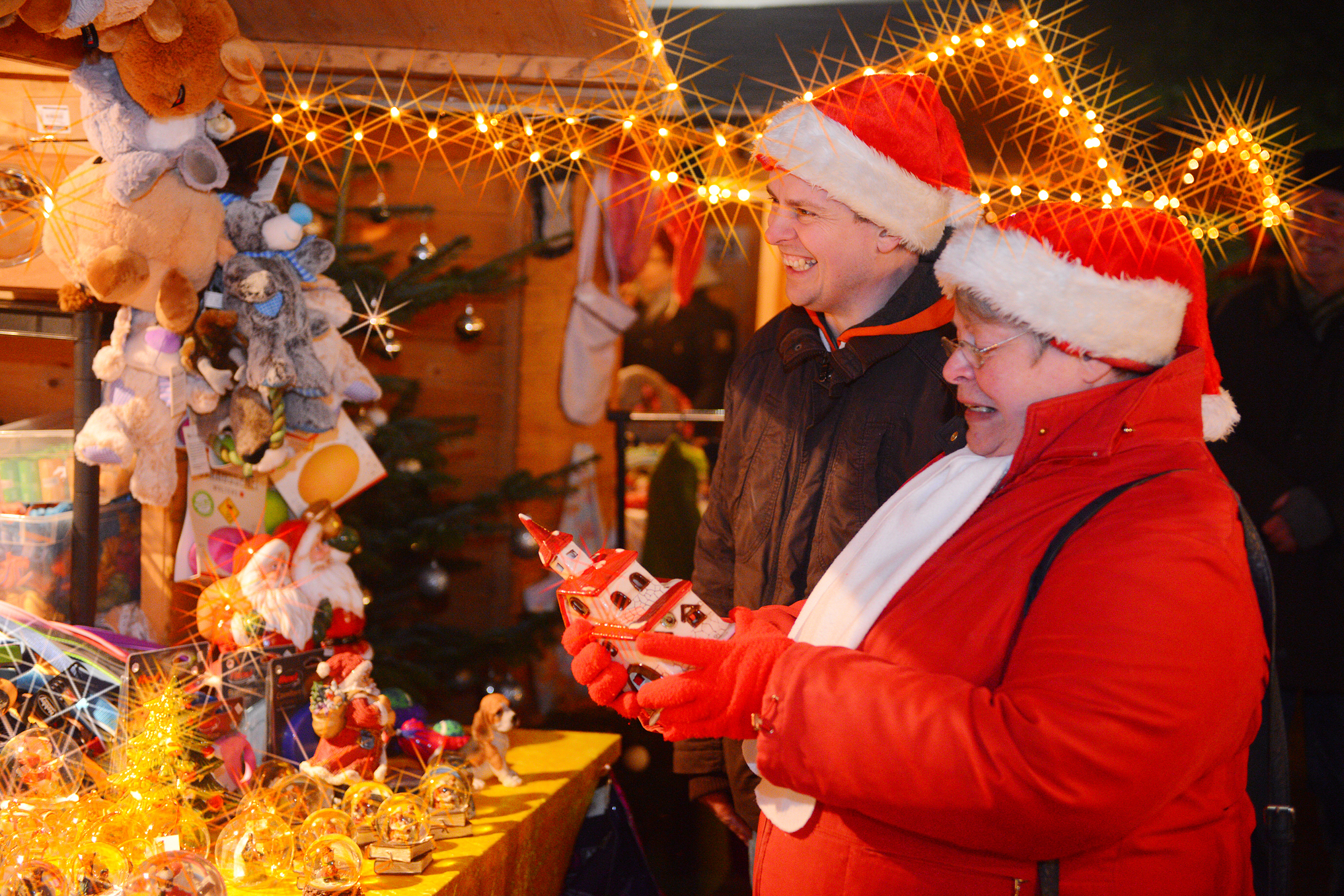 An vielen der weihnachtlich geschmückten Holzbuden besteht die Möglichkeit kleine Mitbringsel für die Advents- und Weihnachtszeit zu erwerben. Archiv-Foto: Michael de Clerque
