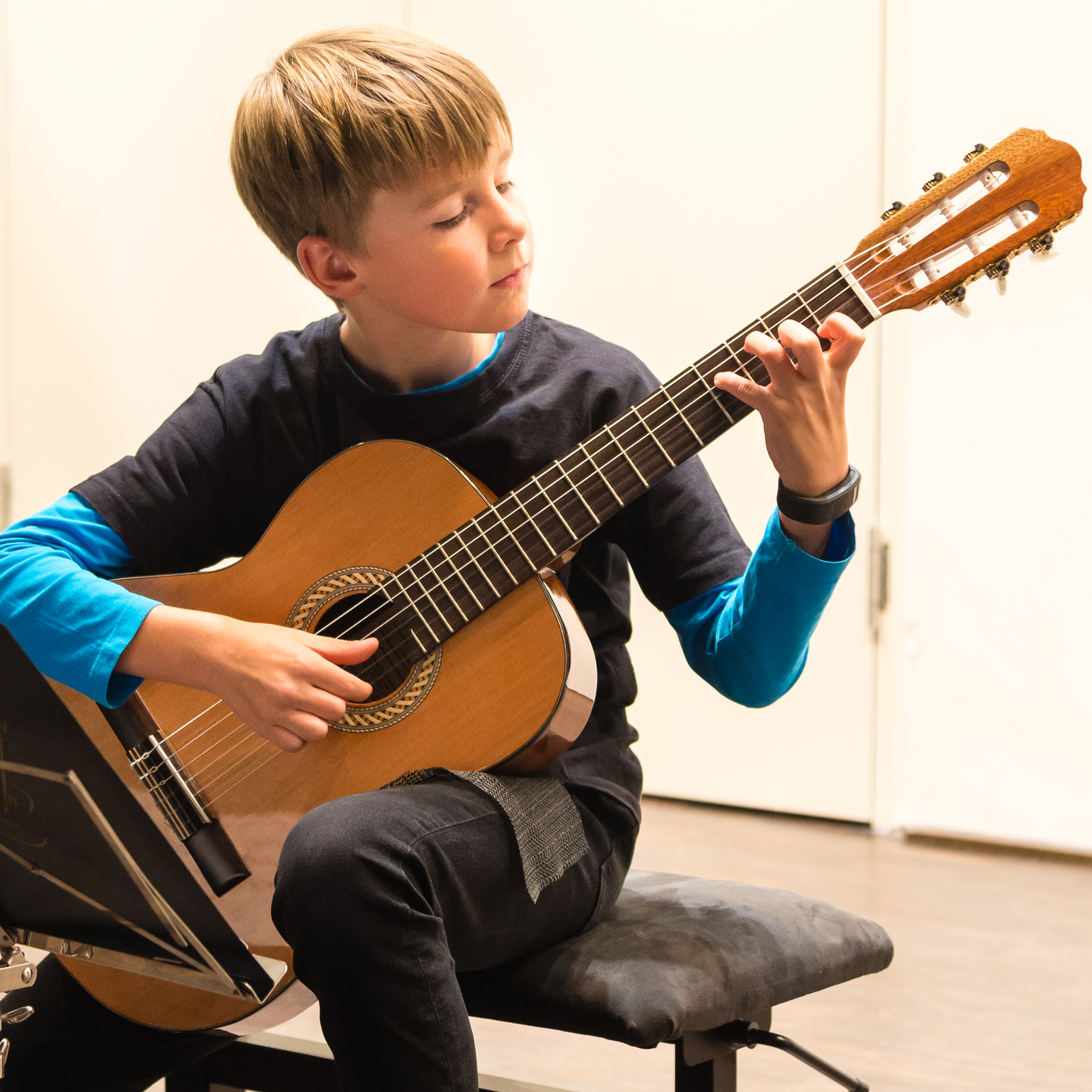 Der junge Gitarrist Felix Behrendt ist regelmäßiger Teilnehmer der „Talentspirale“ und bei „Jugend musiziert“.