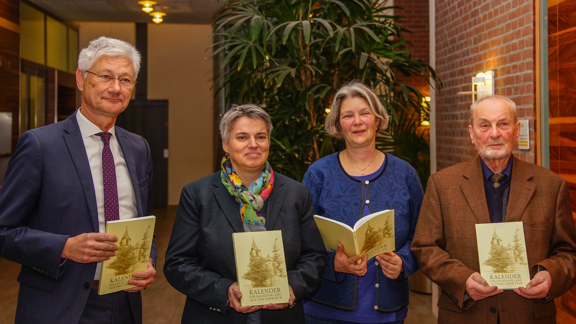 Präsentation des Klever Heimatkalender 2018 (v.l.): Wolfgang Spreen (Landrat des Kreises Kleve), Julia Nagels (Verlegerin des Mercator-Verlags), Trudi Schnütgen (Redaktion), Wilhelm Diedenhofen (Redaktion)