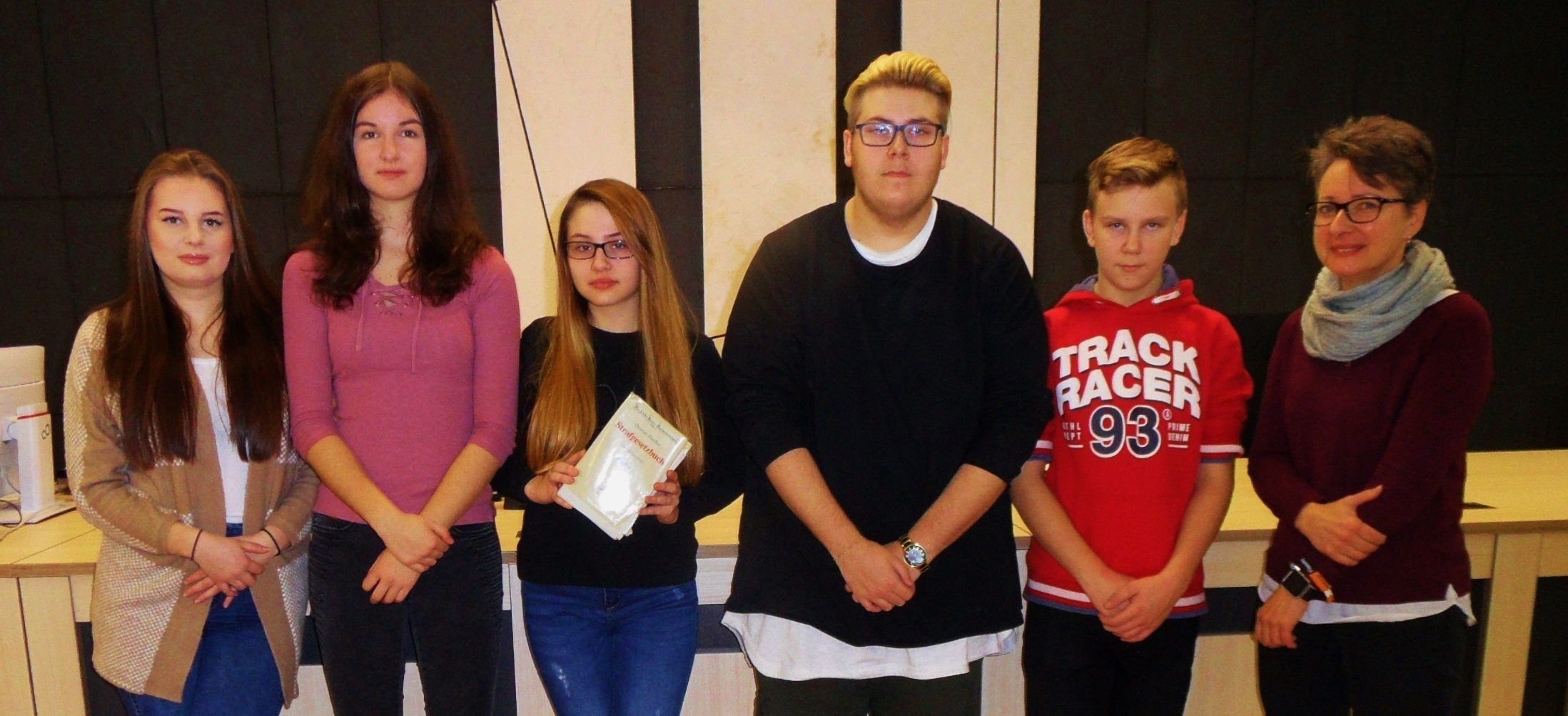 Maria, Lucy, Laura, Maurice, René und RA Elke Althäuser (v.li.n.re.) vor dem Richtertisch im Amtsgericht.