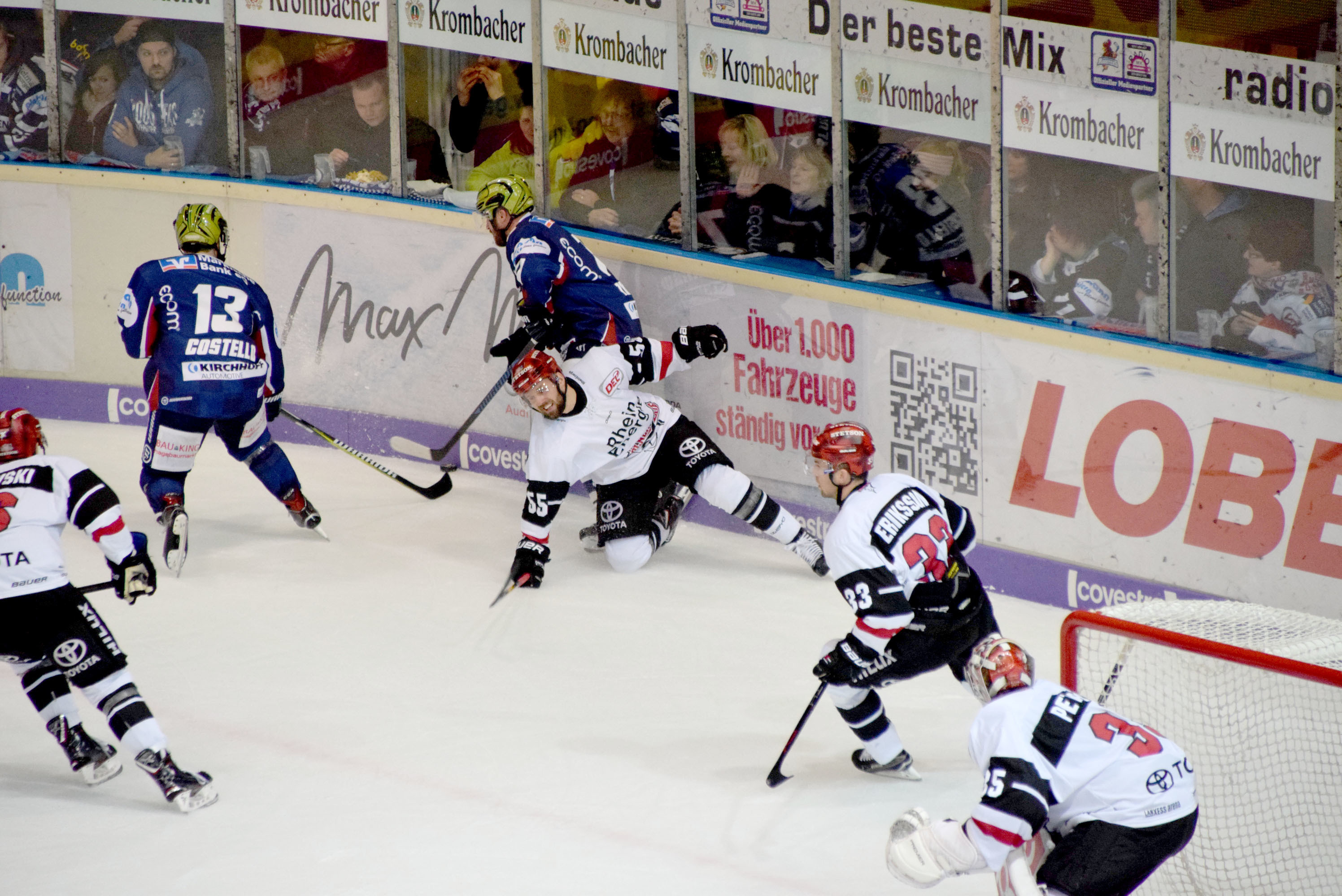 Am Sonntag kassierten die Roosters (Szene aus dem Heimspiel gegen Köln) nach einem harten Kampf bei den Haien eine 2:4-Niederlage. Foto: Günther