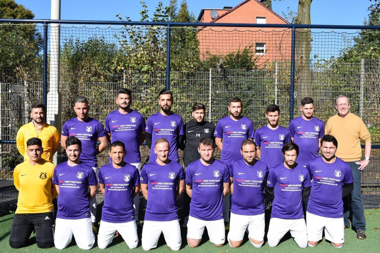 In der Kreisliga B (West) marschiert der 2013 gegründete Verein 57 Sinopspor Iserlohn erfolgreich weiter. Der 1. Vorsitzende Sezgin Albayrak und seine Vorstandskollegen legen viel Wert auf Integration im Team und auch außerhalb des Platzes. Der Verein ist auch Ausrichter des diesjährigen Integrationsturniers, das vom 16. bis 17. Dezember in der Hemberg Halle stattfindet. Foto: Verein