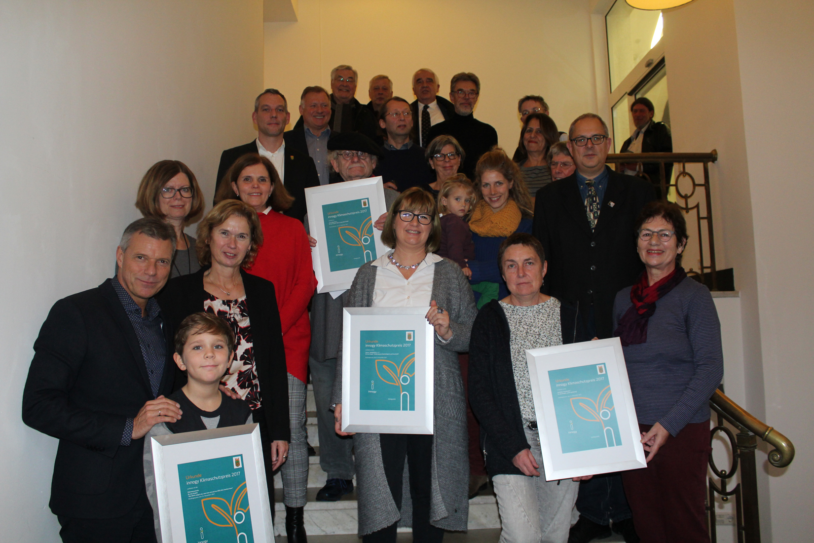 Bürgermeister Christoph Tesche mit den Preisträgern und der Jury. Foto: Stadt