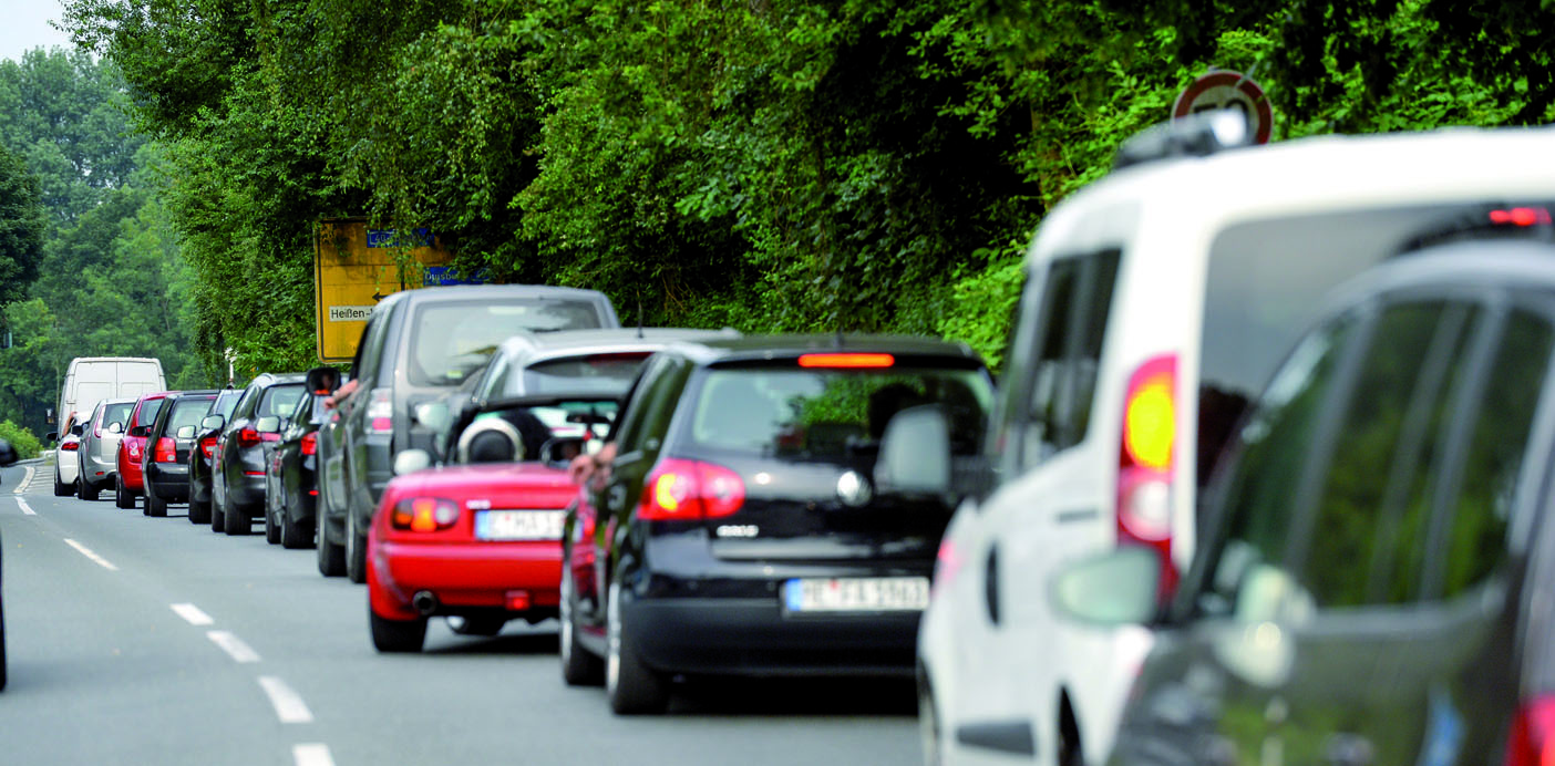 Am Nachmittag kurz vor Feierabend Foto von Stau Zufahrt A40 Heißen.