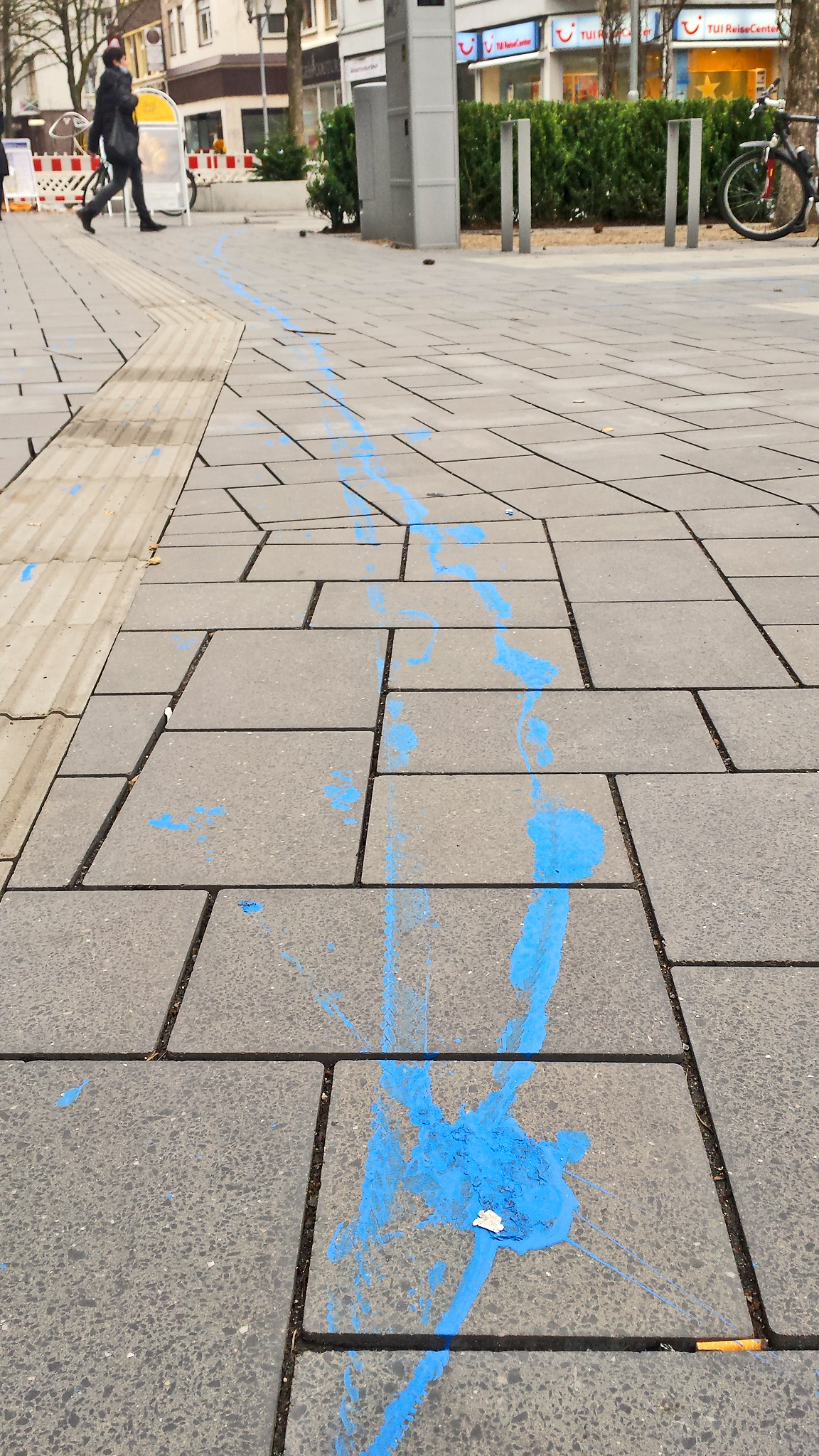 Schlumpfblaue Verunreinigung: Seit dem Nikolaustag zieht sich eine Farbspur über die Horster Straße. Foto: Borgwardt