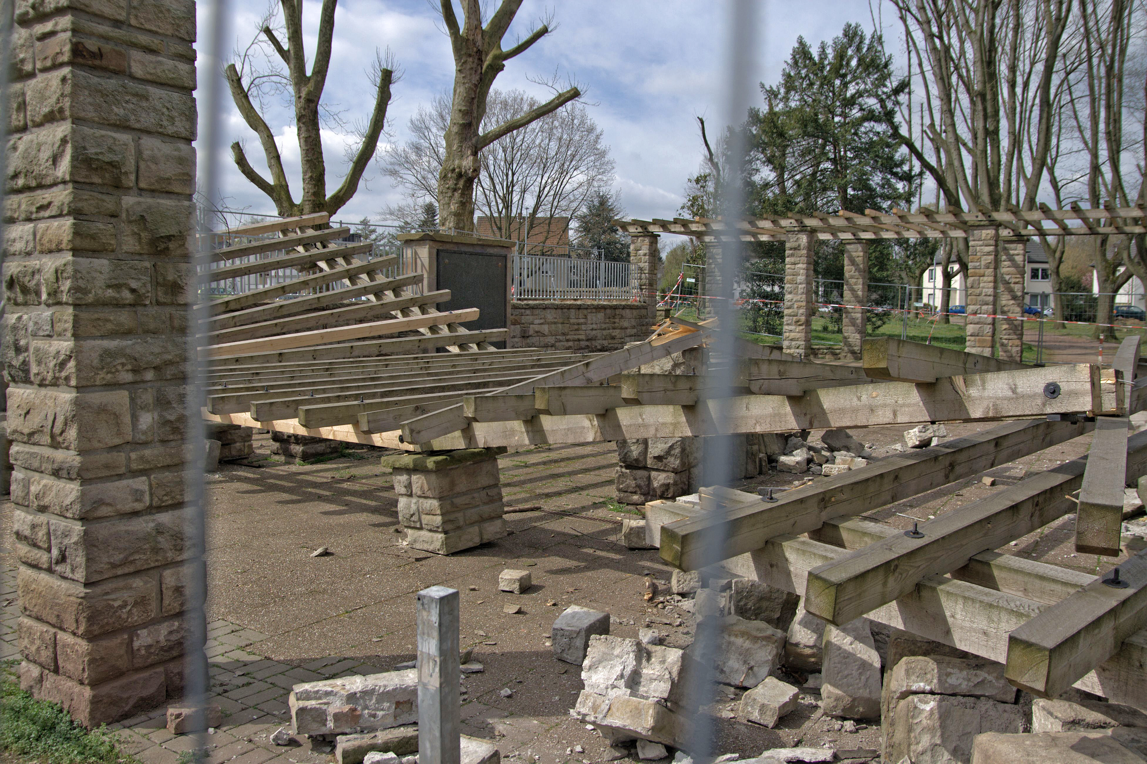 Ehrenmal-Ruine: damals nach ELA; bis heute ein Schandmal