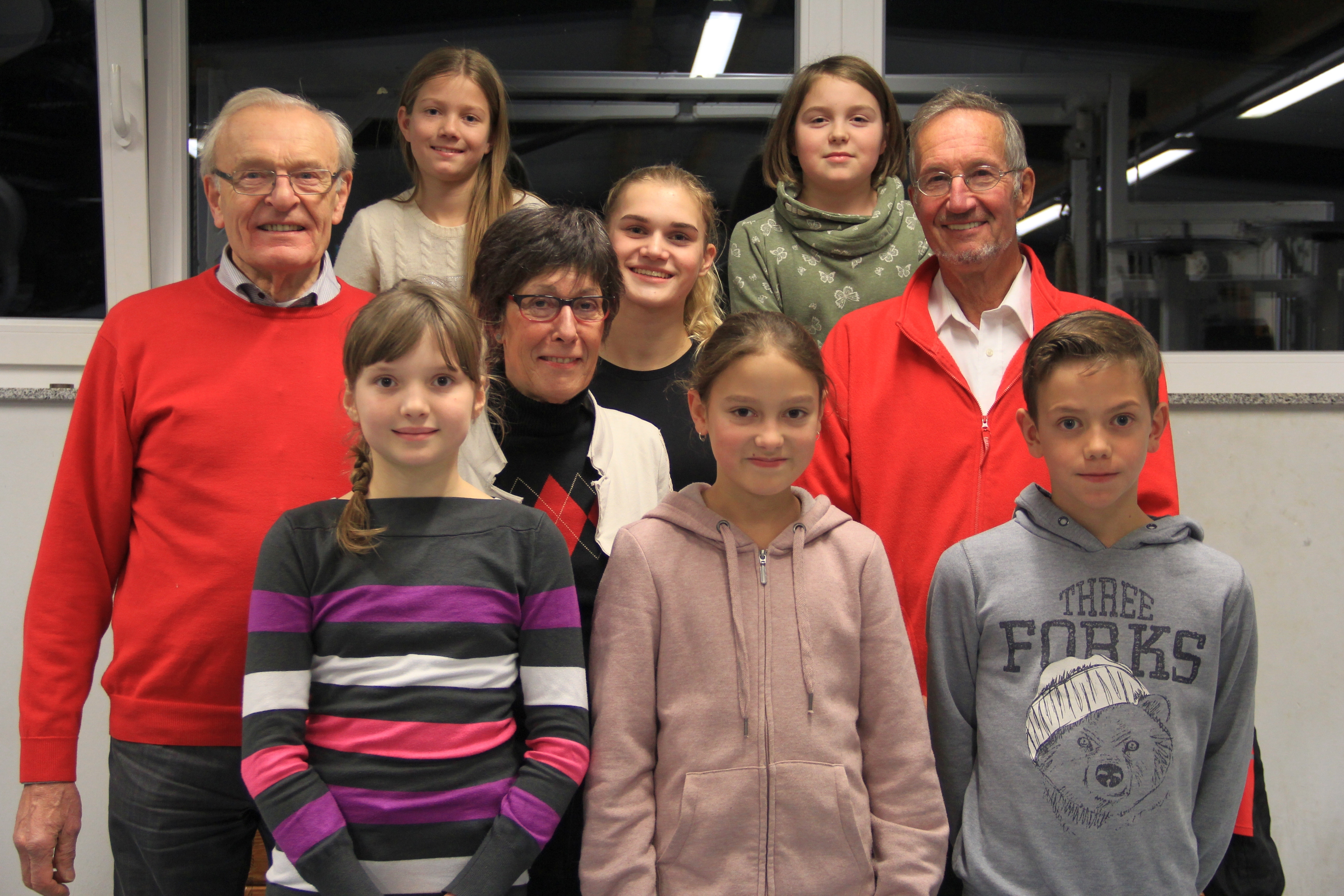 Einige der glücklichen Sportabzeichen-Absolventen: (oben, von links) Helena van Bebber, Charlotte Starbatty; (mitte, von links) Johannes Burchartz, Maria Kerkmann, Franziska Schuster, Horst Hartmut Schroeder; (unten, von links) Wiktoria Denk, Sophie Starbatty und Tyler Richter. Alle, bis auf Maria Kerkmann, haben ihr Abzeichen mit Gold absolviert.
