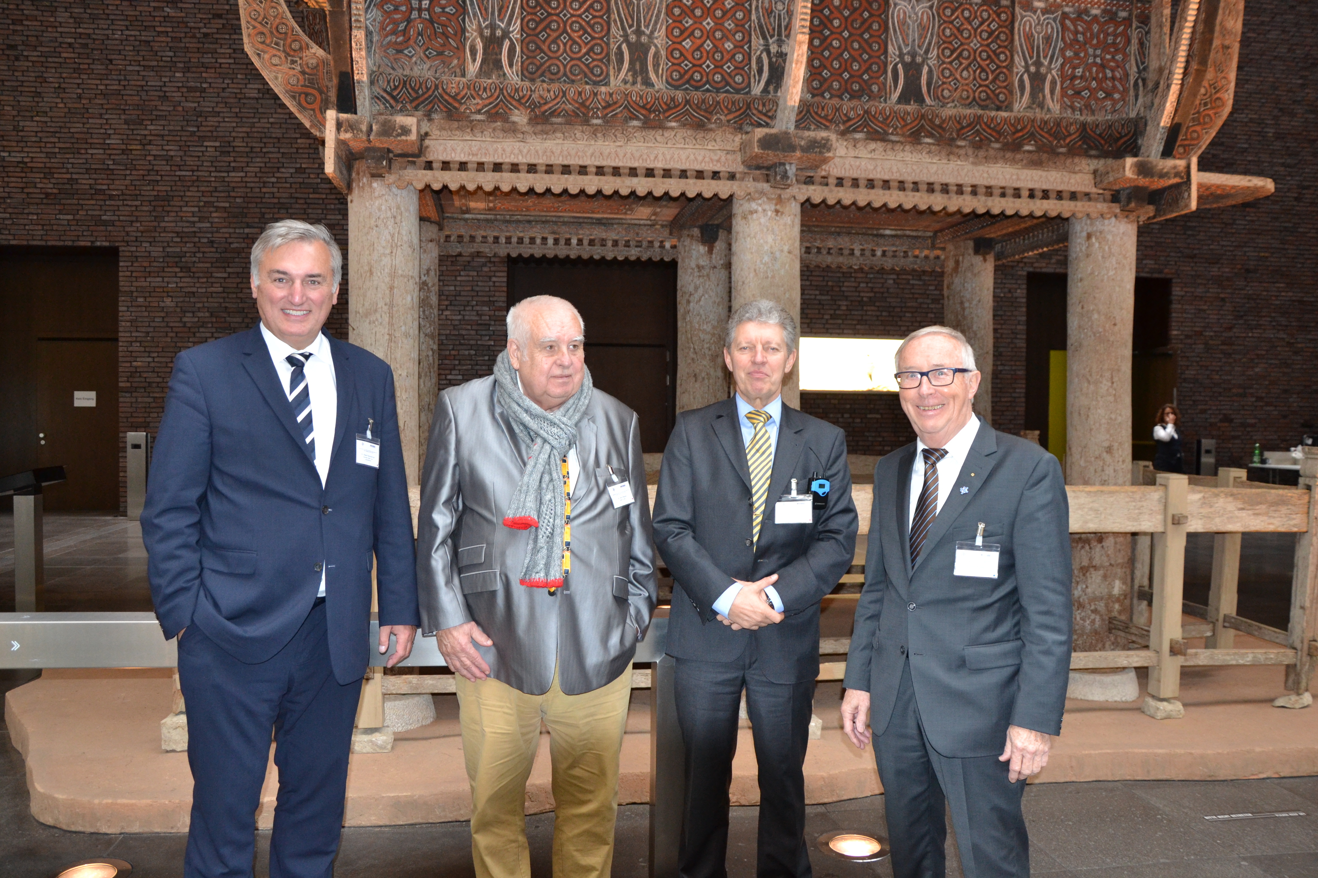 Von links nach rechts:
Dr. Klaus Nutzenberger, Direktor des Europabüros Brüssel, Dr. rolf Massin, ehrenvorsitzender der Städtepartnerschafts-Gesellschaft Schwerte e.V.,
Walter Leitermann, Hauptgeschäftsführer des Deutschen Städtetages, Reinhard Sommer, Präsident des Deutschen-Französischen Ausschusses