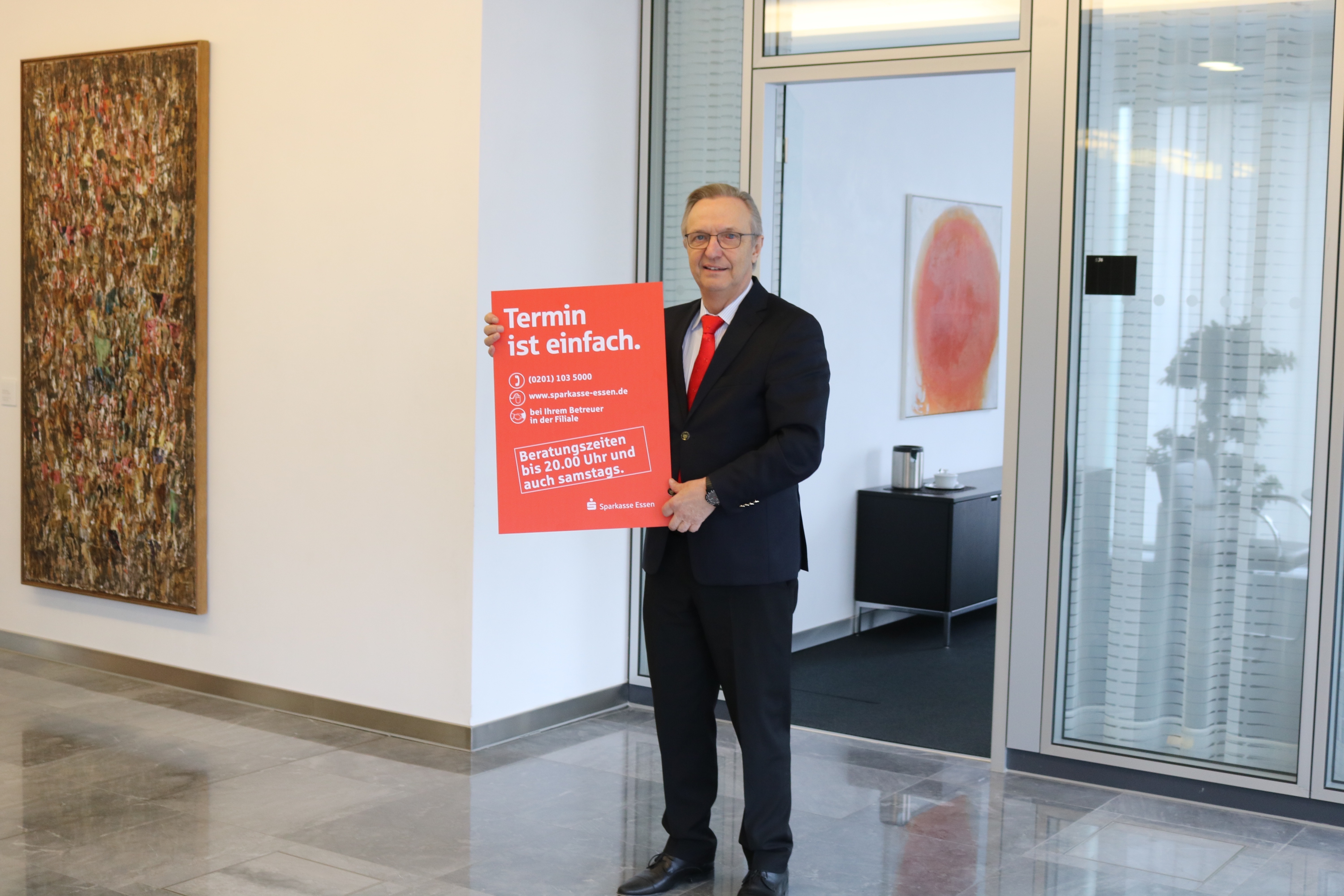 Volker Behr (Vorstandsvorsitzender der Sparkasse Essen) stellt die neuen Beratungstermine unter dem Slogan "Termin ist einfach" vor. Foto: Wieczorek