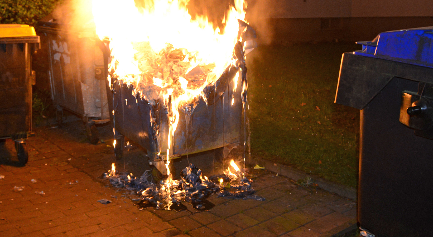 Die Mülltonnen brannten lichterloh. Die Polizei ermittelt wegen Brandstiftung. Archiv-Foto: Bludau