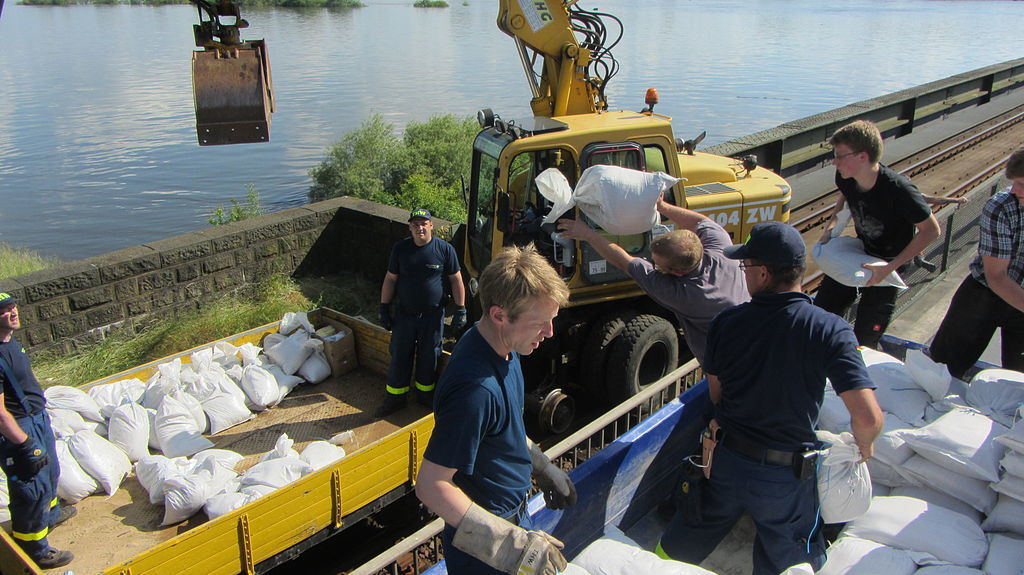 Sandsäcke werden beim Elbhochwasser 2013 auf die Schiene gebracht.