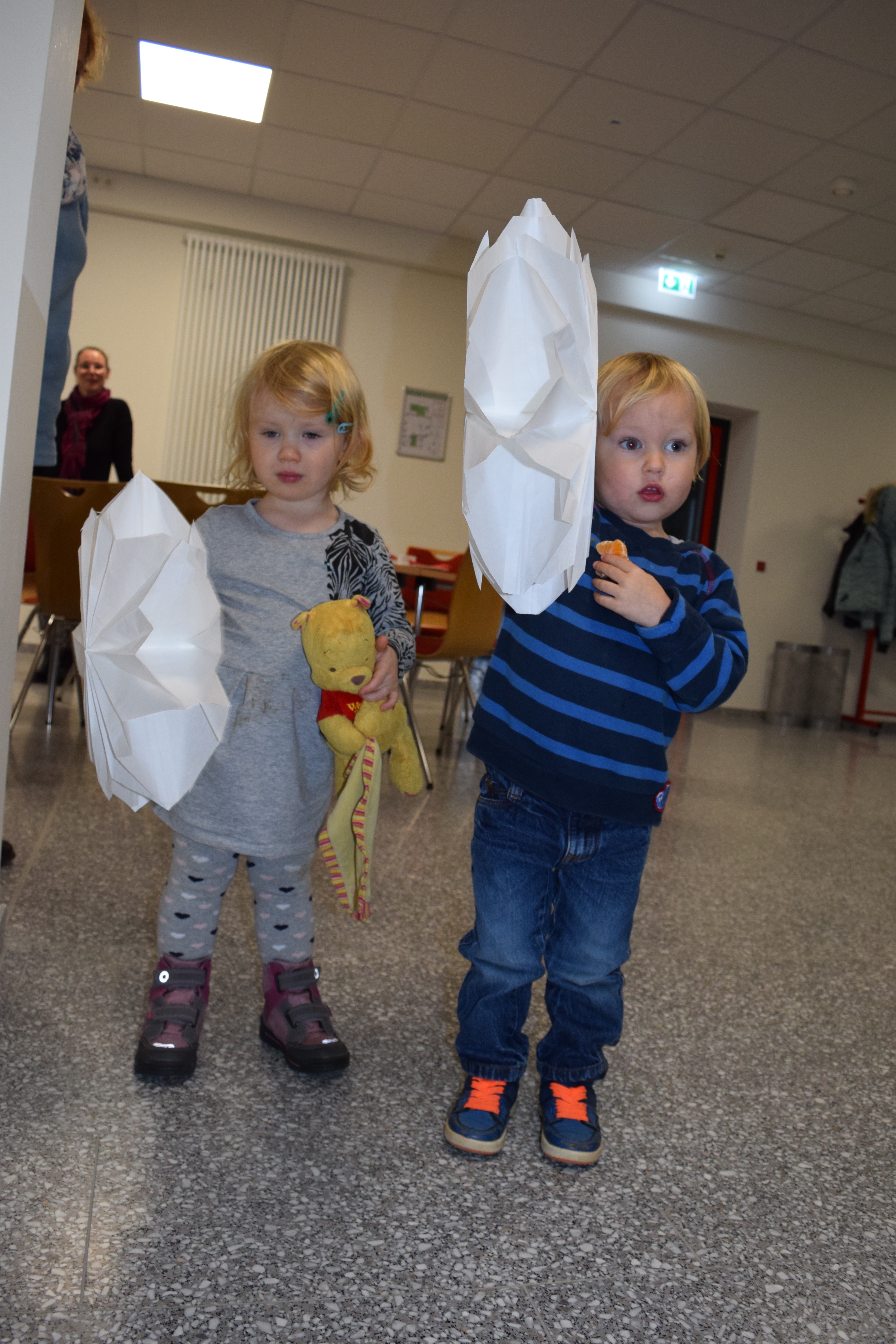 Mara und Lennox zeigen die ersten gebastelten Papiersterne.