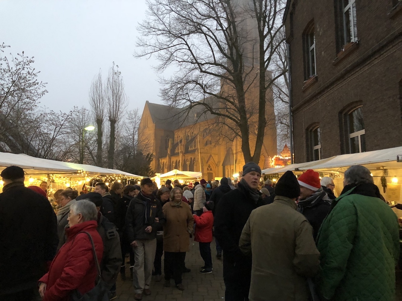 Die Kirche St. Georg bietet den perfekten Hintergrund für den Hüthumer Adventsmarkt. (Foto: Dirk Kleinwegen)
