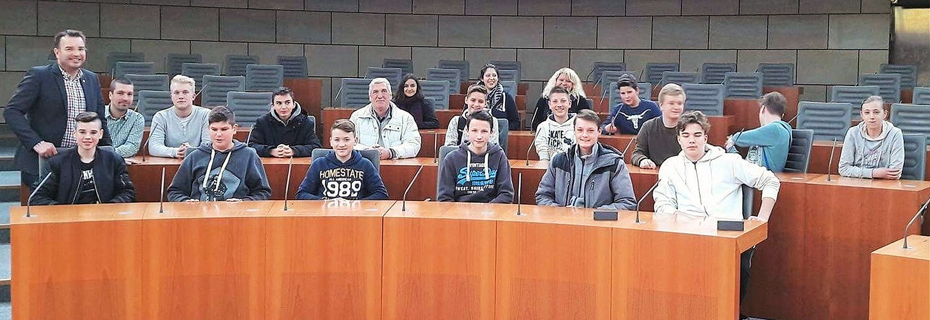 "Probesitzen" der besonderen Art: Für das obligatorische Erinnerungsfoto konnten die Mitglieder der Jugendfeuerwehr Gladbeck-Süd im Düsseldorfer Landtag auf den Plätzen der SPD-Fraktion Platz nehmen.