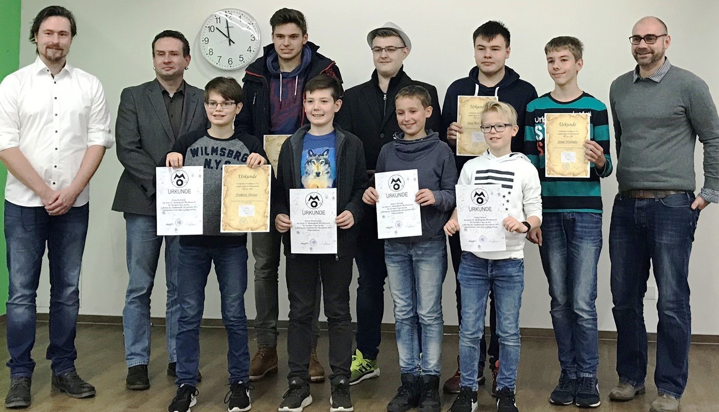 Schulleitung und Mathematiklehrer des Friedrich Bährens Gymnasiums freuten sich, Schüler für die erfolgreiche Teilnahme an den Wettbewerben auszeichnen zu dürfen.