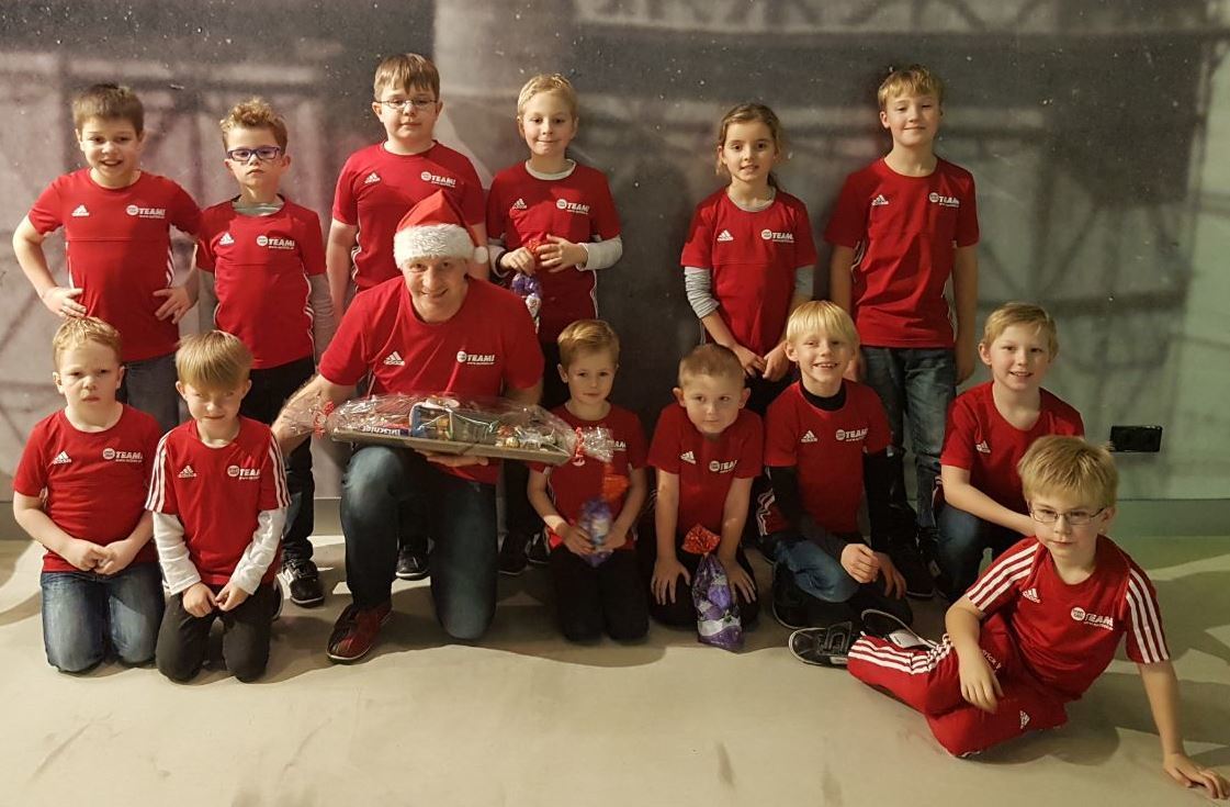 Hatten viel Spaß beim Nikolausbowlen: Die Rot-Weiß Kids nahmen ihren Trainer in die Mitte