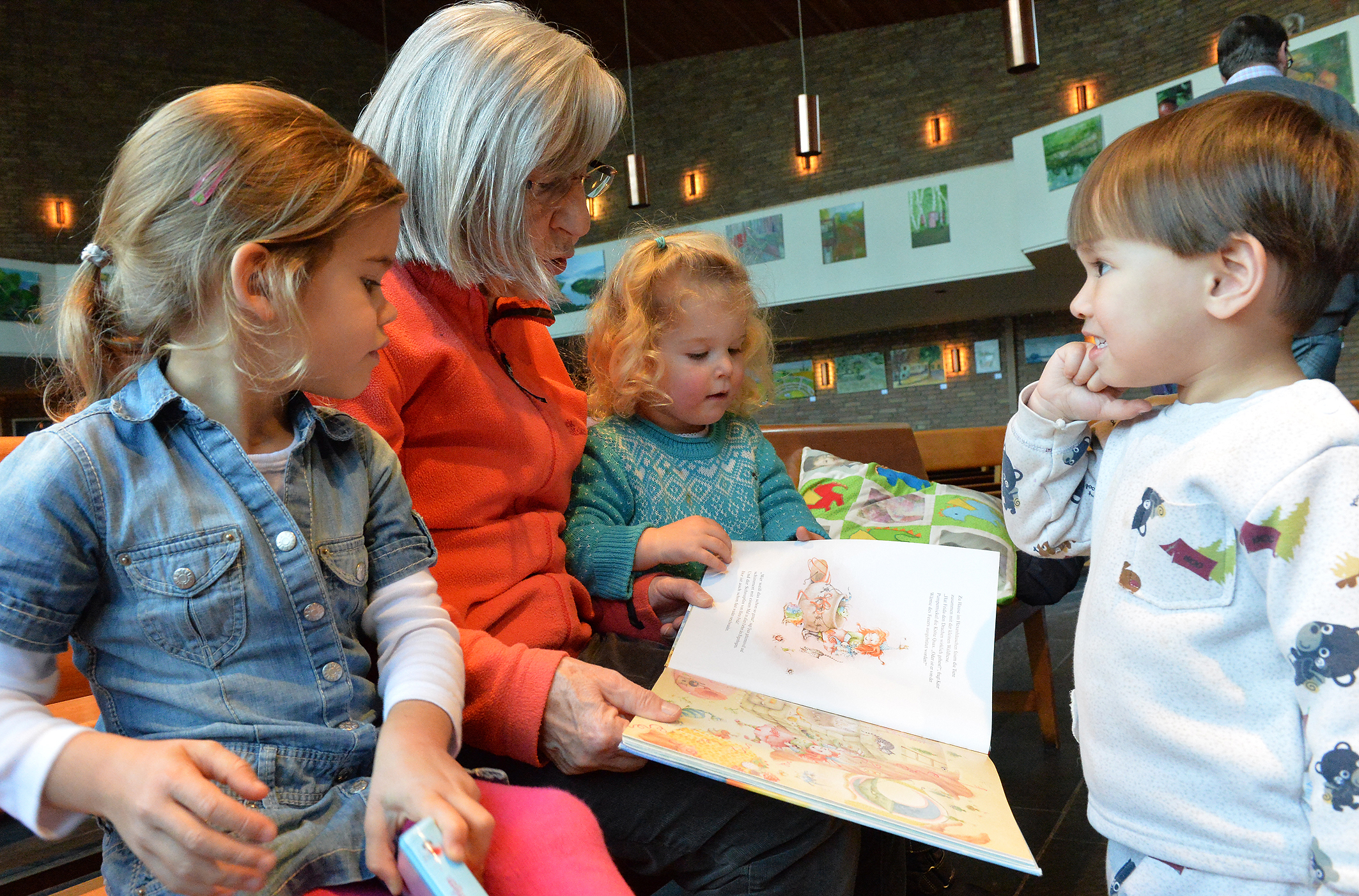 In der Jona-Kirche lesen Großeltern den Kita-Kindern vor.
Foto: Bangert