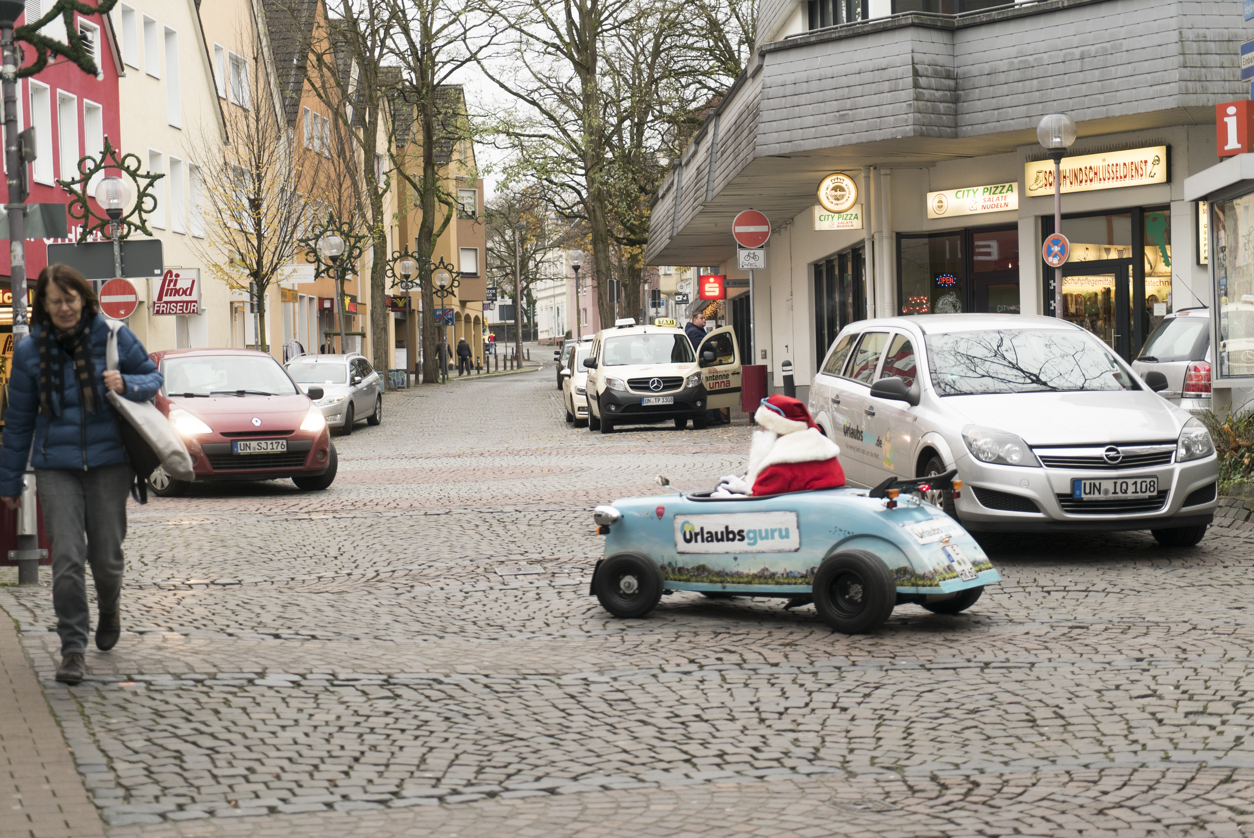 Im Hotrod raste der Nikolaus durch die Stadt.