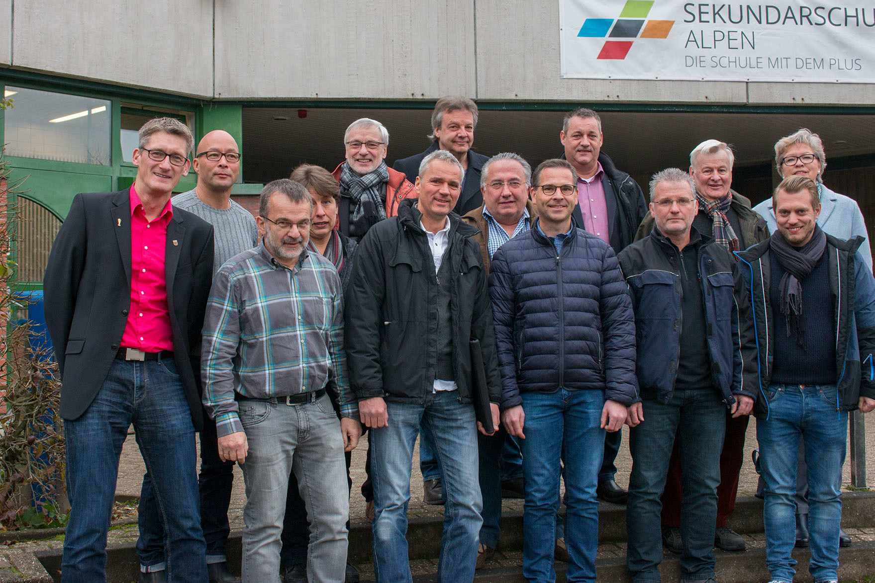 In zufälliger Reihenfolge: Leiter der Sekundarschule Alpen, Timan Latzel; Beratungslehrer Schule und Beruf, Wolfgang Püschel; Koordinator Schule und Wirtschaft, Dirk Podschwadt; Thomas Luft (Edeka Luft; Herr Bongen (Elektro Schmitz); Stephan Gehnen (In Joy); Doris Hönning (Marienstift Alpen); Jürgen Tooten (Elektro Tooten); Christel Bühren (Firma Lemken); Thomas Janßen (Wirtschaftsförderer Alpen); Markus Meier (Werbering Alpen) und Karl Hofmann (Mittelstandsvereinigung Alpen der CDU/CSU)
