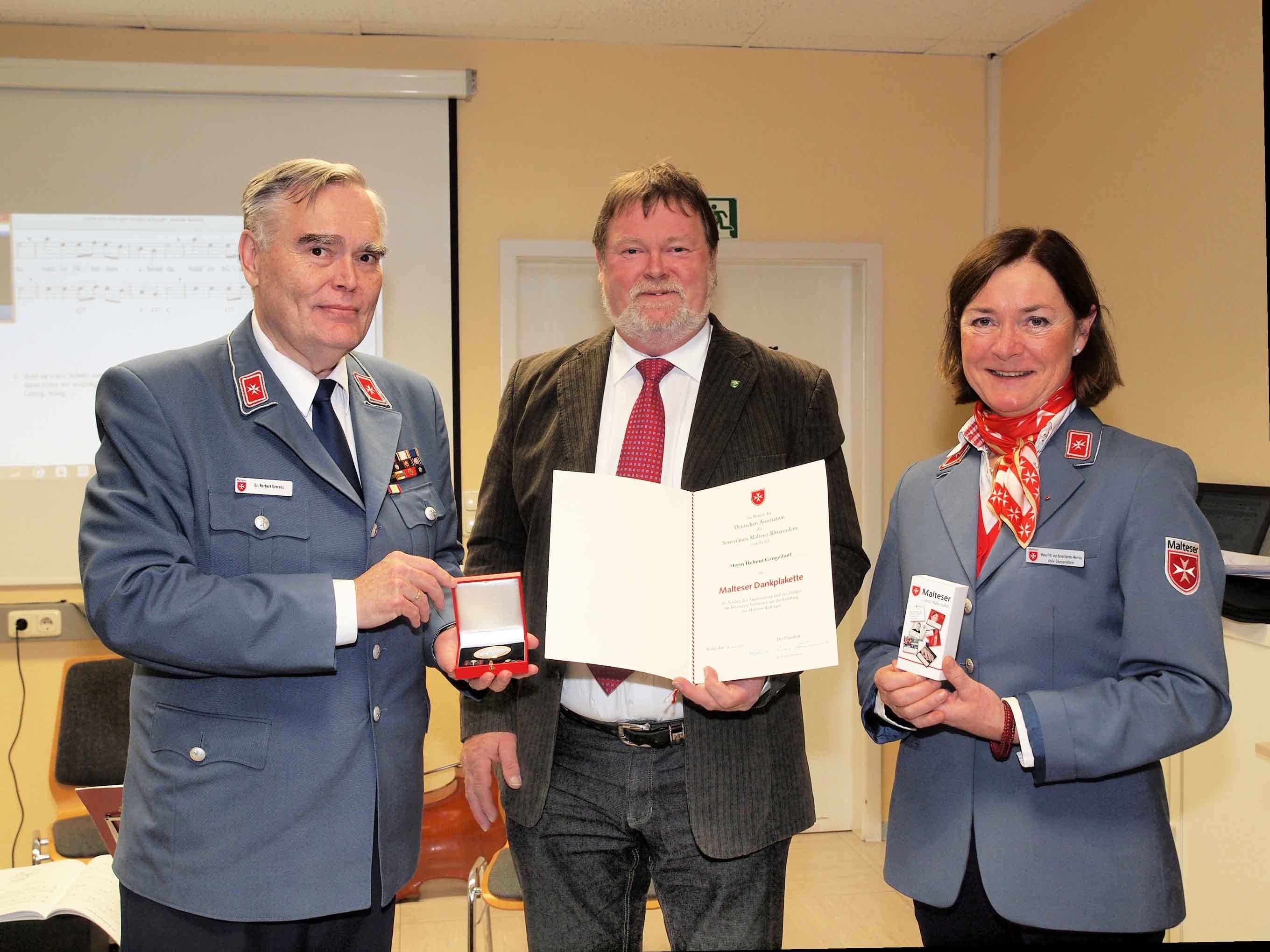 Von links: Dr. Norbert Berrens, Helmut Gangelhoff und Monika Freifrau von Bevernfoerde-Werries.