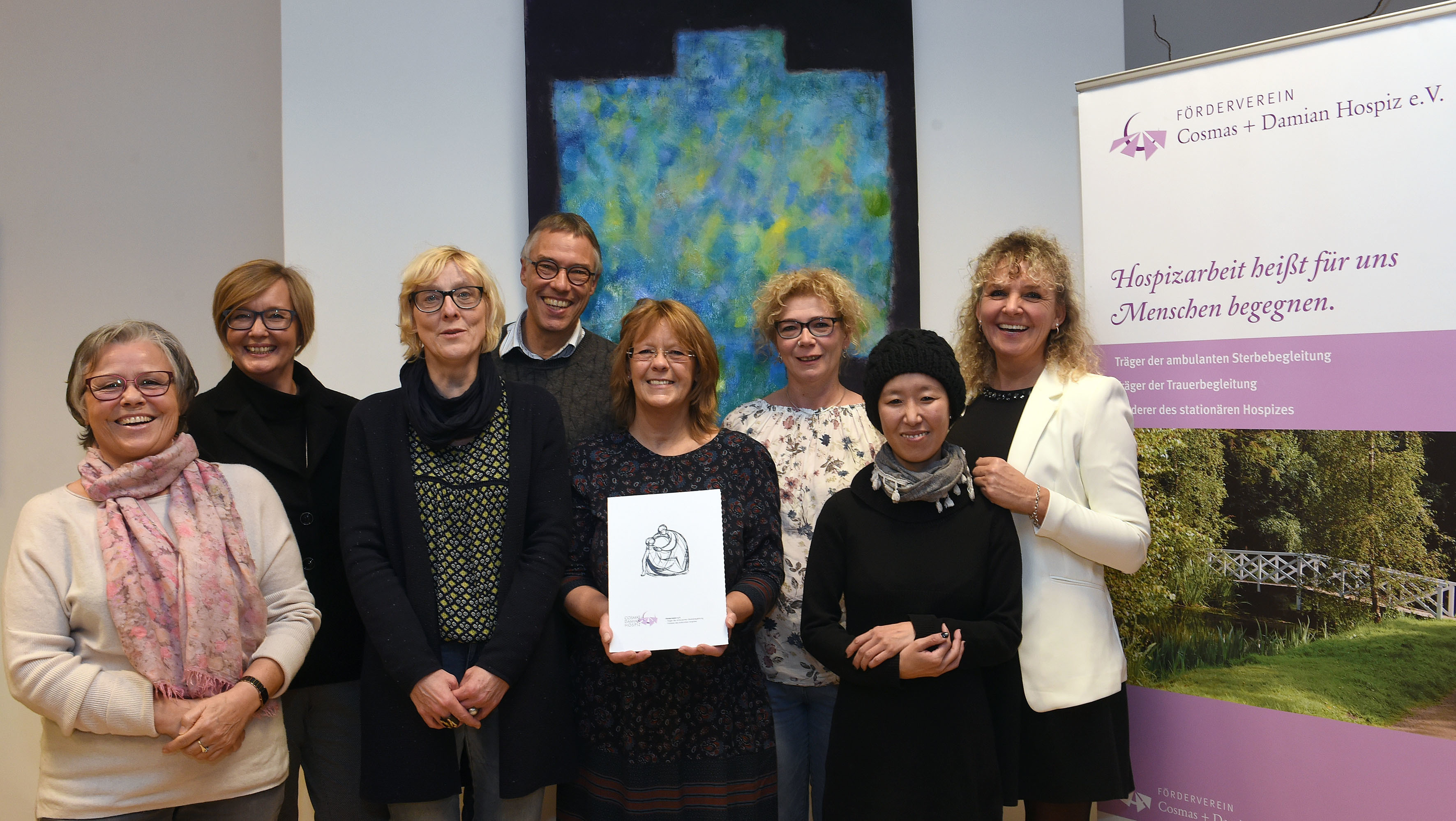 In den Räumen des Fördervereins Cosmas + Damian Hospiz e.V. konnten die Teilnehmer des Befähigungskurses Sterbebegleitung nun ihre Zertifikate entgegennehmen.