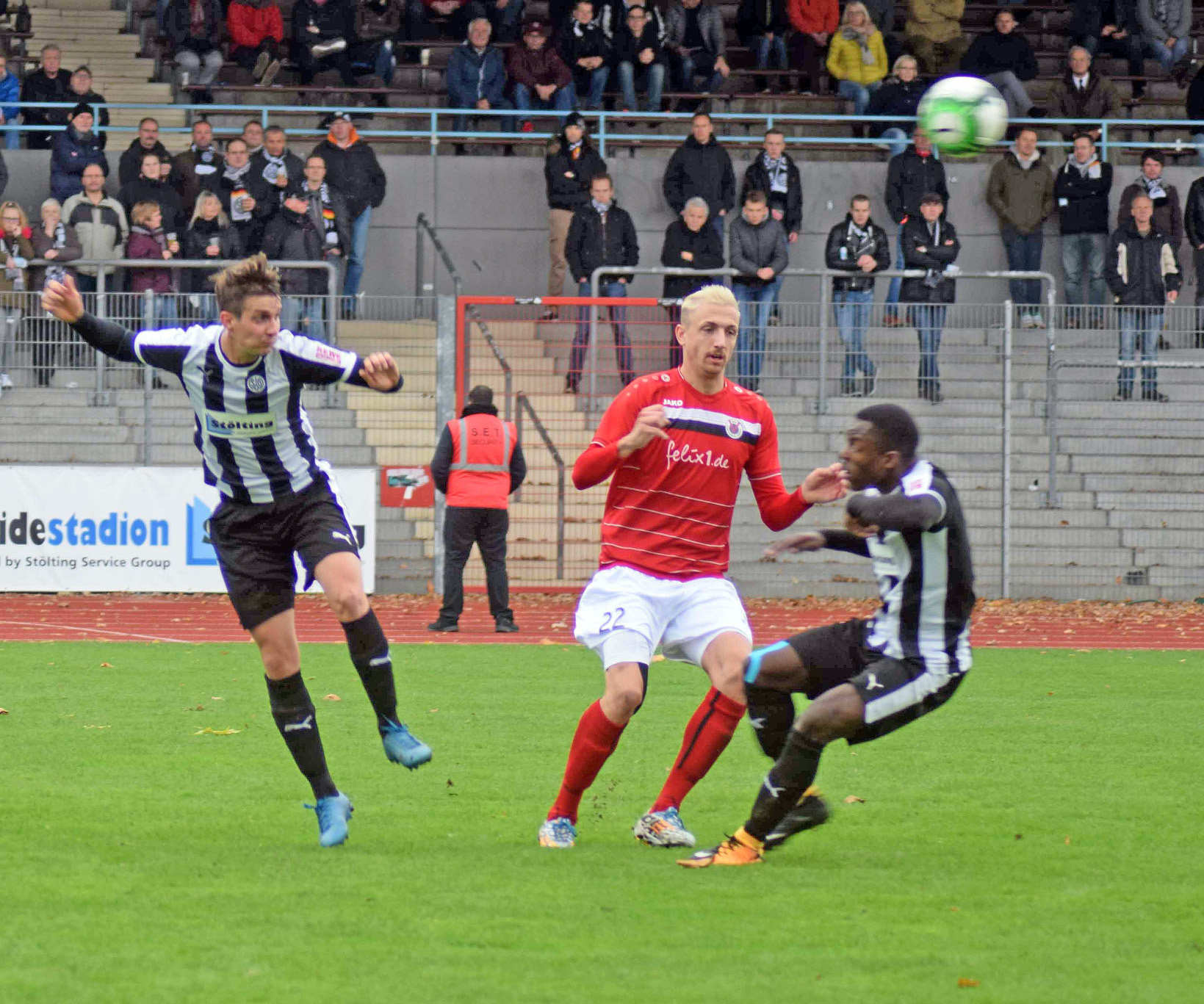 Predrag Stevanovic (links) wird gegen den BVB weiterhin fehlen. Steve Tunga (rechts) gehört zum Kader. In der Mitte Regionalliga-Torschützenkönig Tim Golley (Viktoria Köln). Foto: Peter Mohr