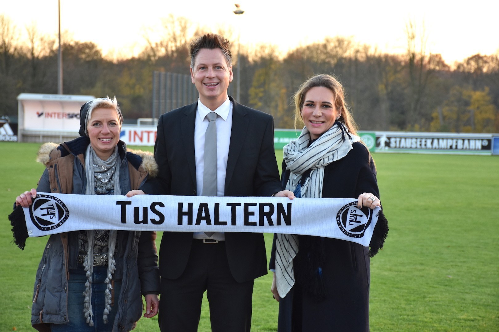 Auf der Gründungsversammlung wurden Julia Donnepp (re.) zur Ersten Vorsitzenden, Katharina Niklas-Winter (li.) zur stellvertretenden Vorsitzenden, Dirk van Buer zum Kassenwart und Daniel Winkelkotte (nicht auf dem Foto) zum Schriftführer gewählt.