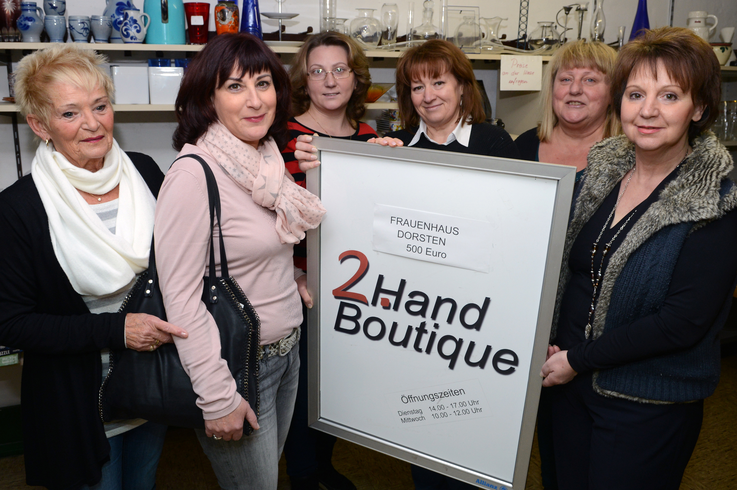 Foto: Bludau - 05.12.2017 - Dorsten
Jedes Jahr übergibt die Second-Hand-Boutique der evangelischen Kirchengemeinde Hervest-Wulfen eine Spende an eine soziale Einrichtung. „Es ist für uns eine schöne Tradition zum Ende des Jahres eine Spende für andere zu geben“, erklärt Verena Rentmeister, die Mitglied im Presbyterium der Gemeinde ist. Und weiter: „In diesem Jahr haben wir uns für das Frauenhaus in Dorsten entschieden. Sie bekommen von uns eine Spende in Höhe von 500 Euro.“ Die Second-Hand-Boutique der eva