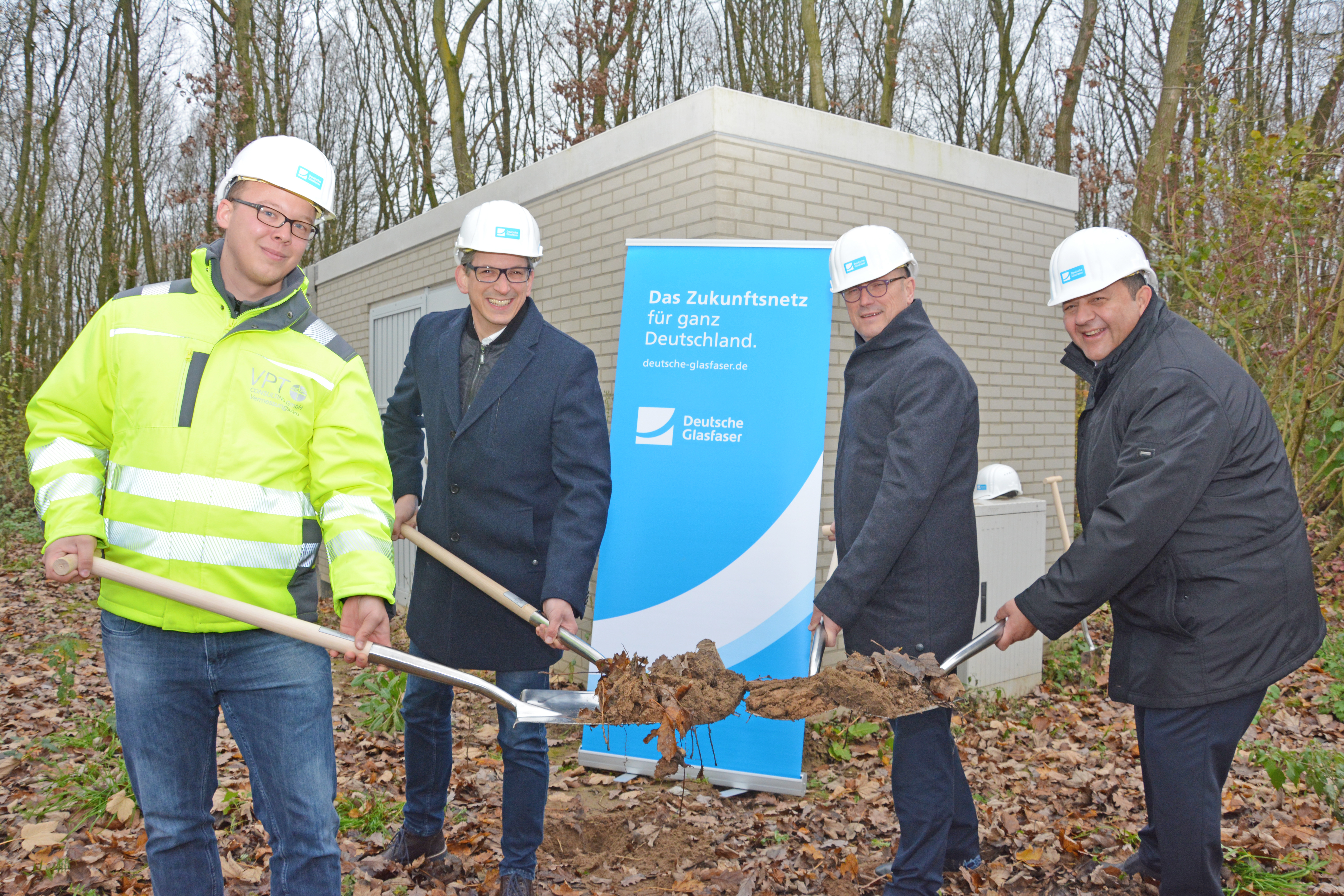 Jetzt wurde der erste symbolische Spatenstich getätigt. Bald freuen sich gemeinsam über schnelleres Netz (von links): Bastian Klösters VPT Generalunternehmen Deutsche Glasfaser und Bauüberwachung, Wirstschaftsförderer Sascha Terörde, Bürgermeister Peter Hinze und Thomas Pantazidis, Key Account Manager Business Deutsche Glasfaser Unternehmensgruppe.